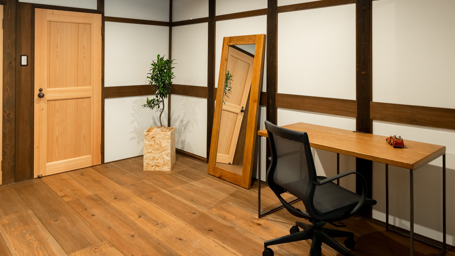 ROOM1（ワーキングチェアとデスク）