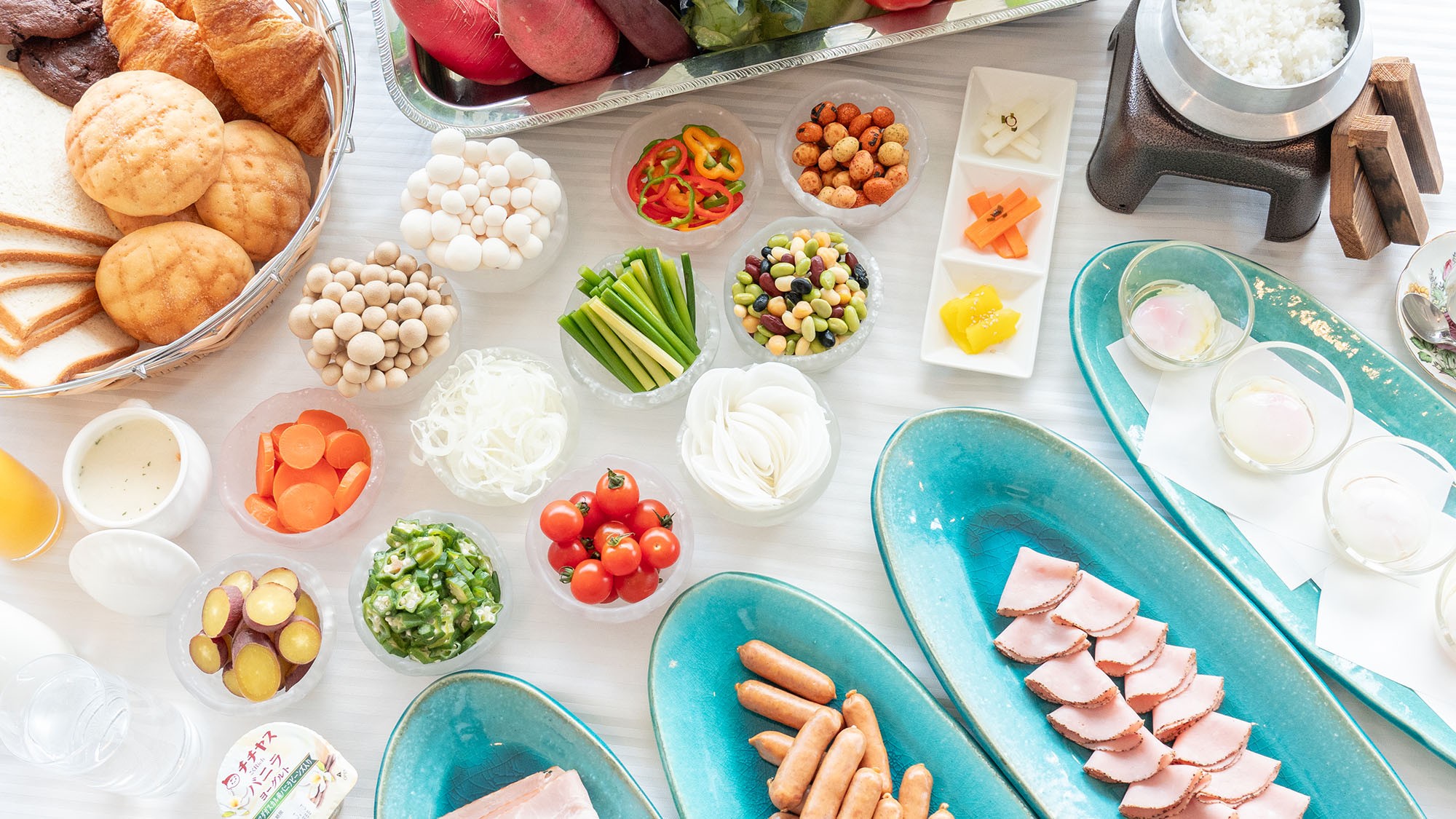 ・【朝食一例】地元の新鮮食材が並ぶバイキング形式の朝食です。お好きな料理をお召し上がりいただけます