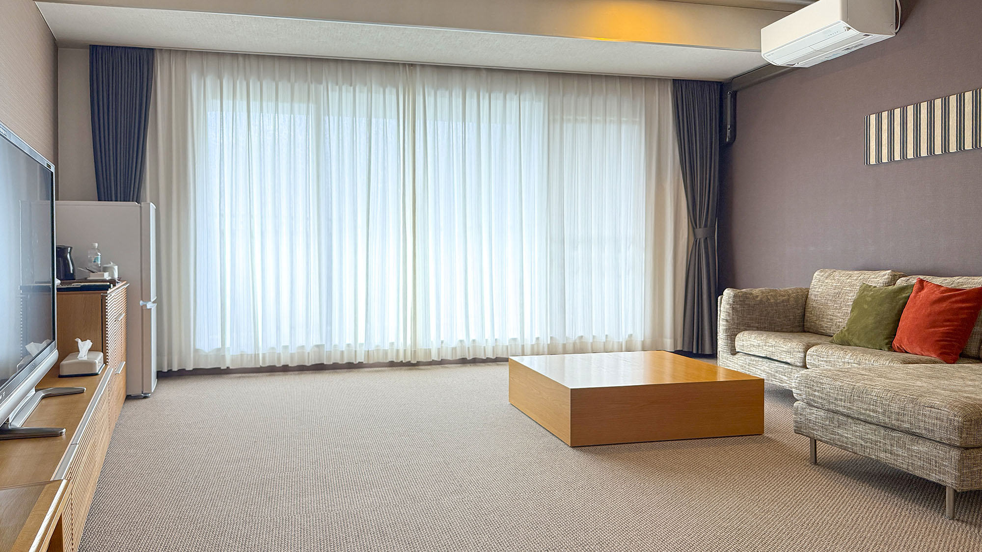 ・【DXスイート】自然光が差し込む明るいお部屋です。心地よい雰囲気の中でごゆっくりお過ごしください