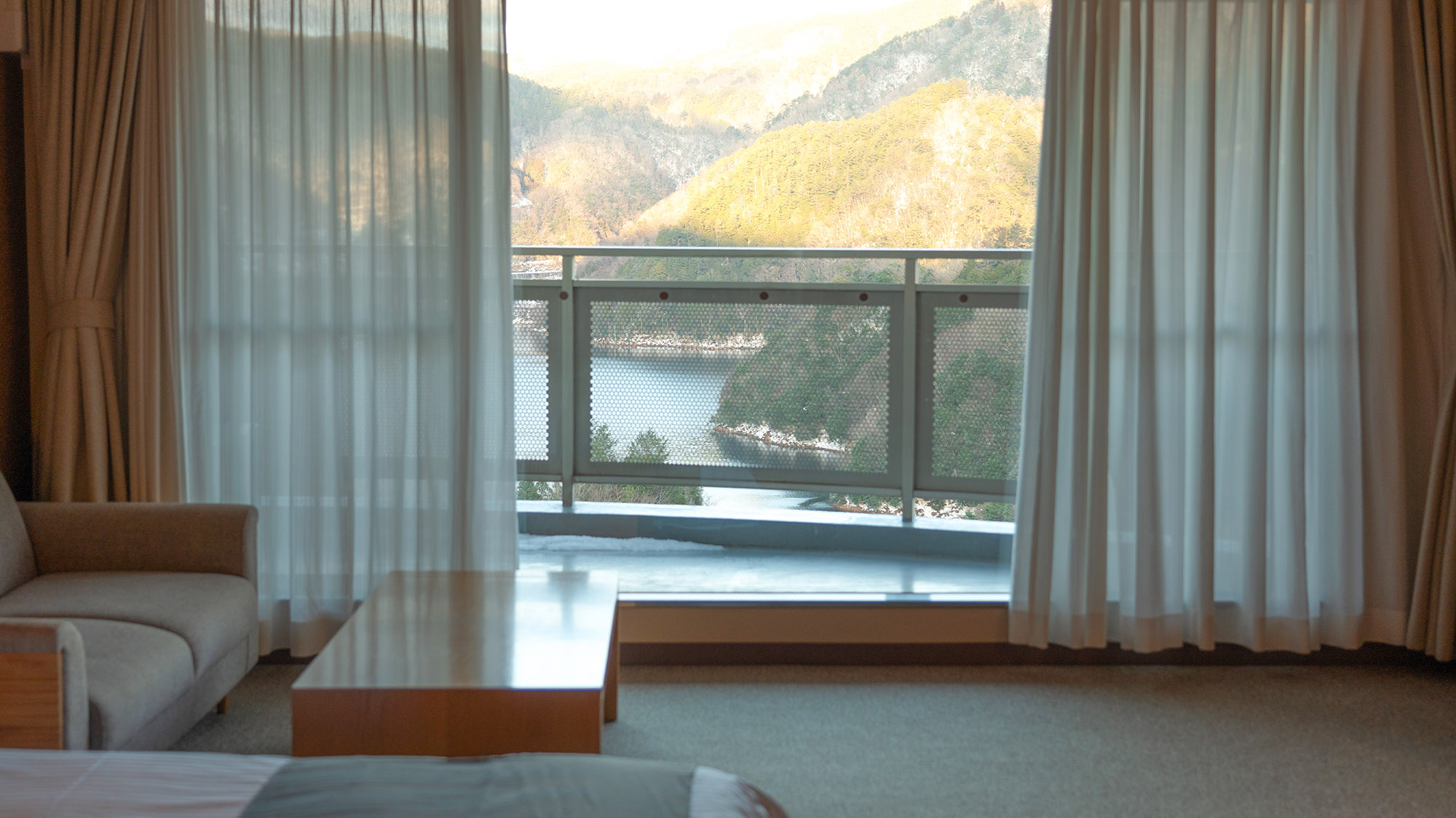 ・【シングル／ダム眺望】窓の向こうに温井ダムを望めます。壮大な光景が気持ちを開放的にしてくれます