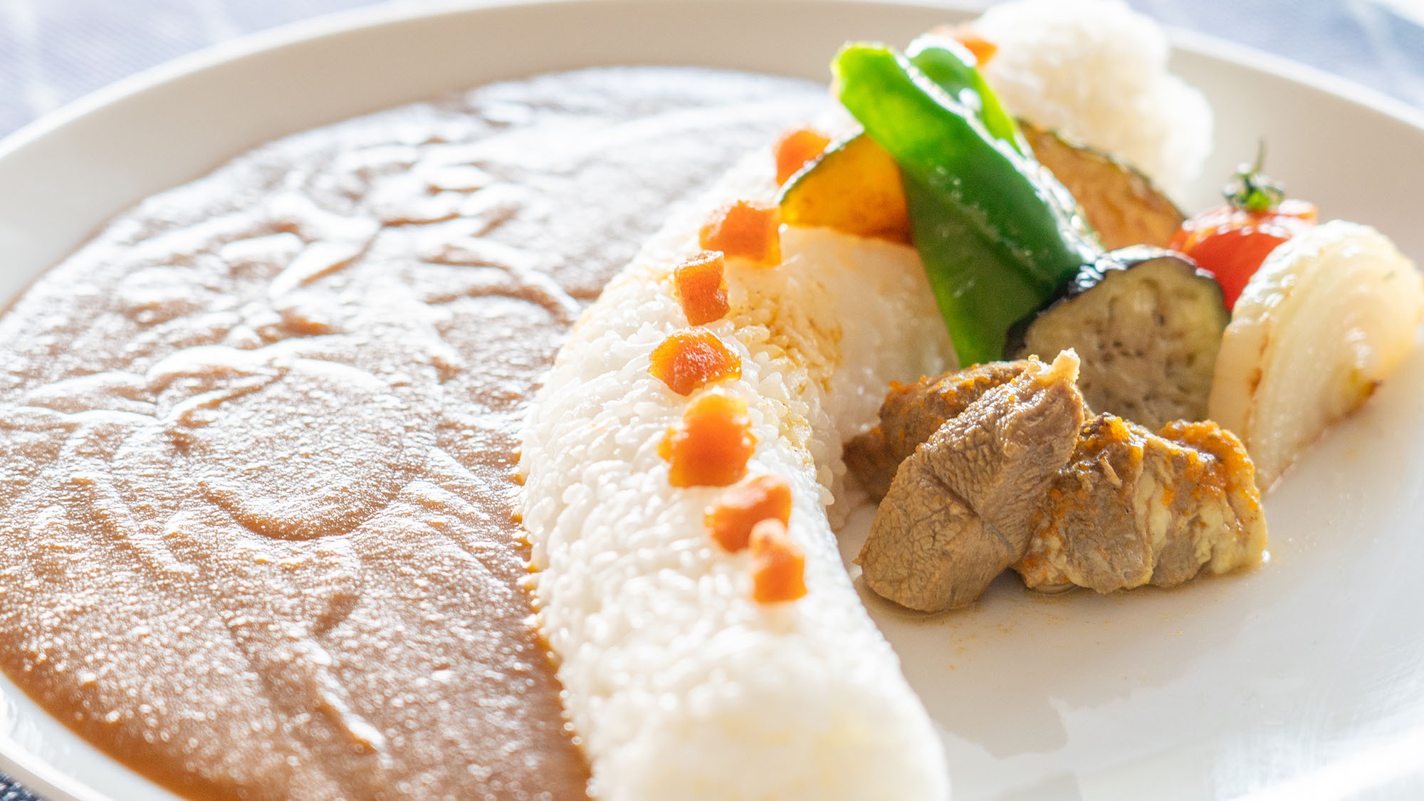 ・【ダムカレー】アーチ型のダムを再現！少し甘めながら、スパイスも感じられる本格カレーです