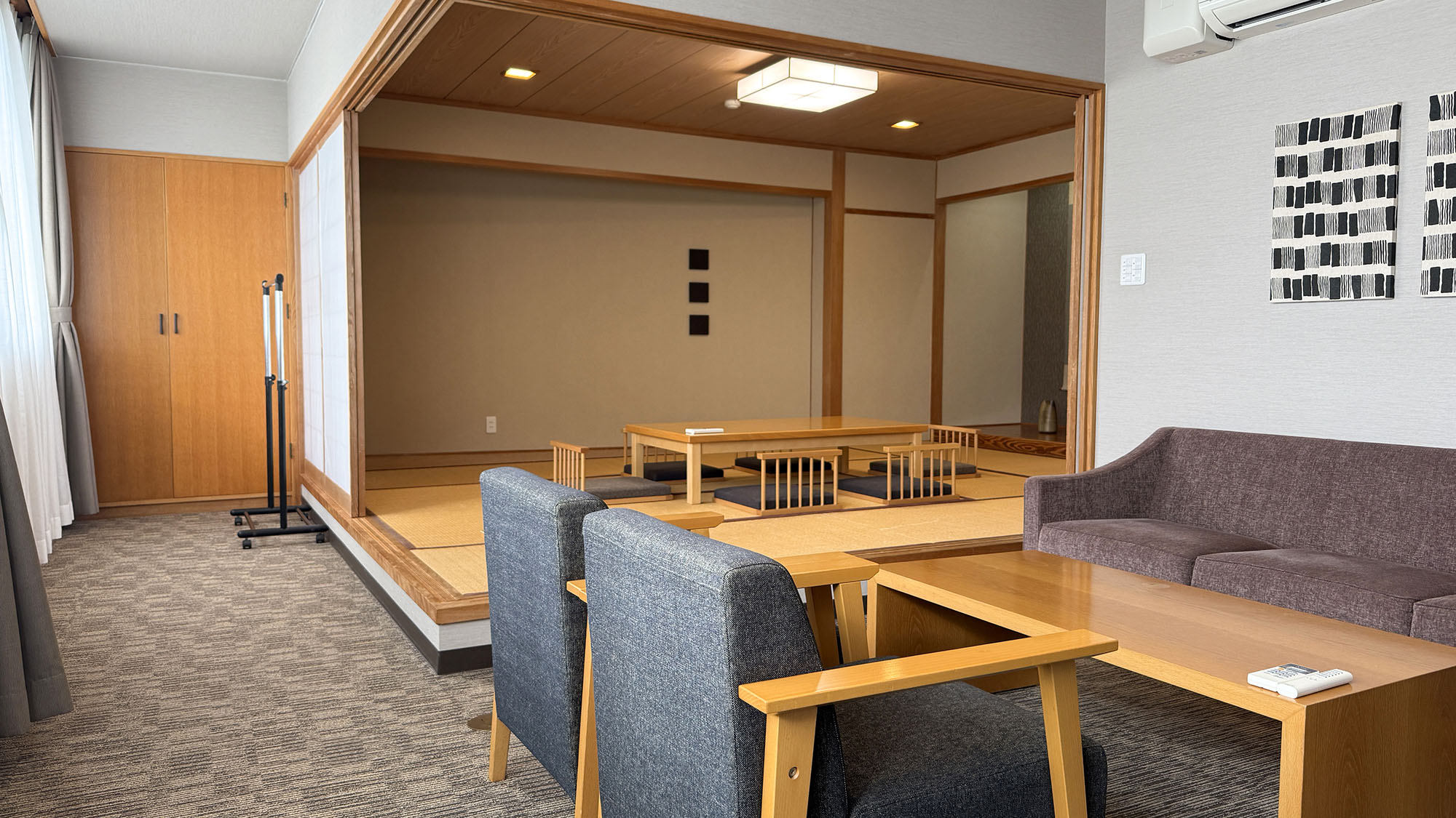 ・【和洋室】ゆとりある広さが魅力の和洋室です。ご家族やグループ旅行でものびのびお過ごしいただけます