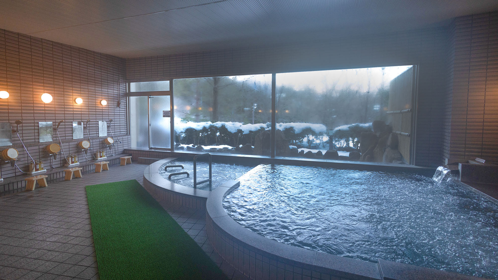 ・【大浴場】大きな窓があり開放感抜群です。ほっこり安らぐ癒しのひと時をお過ごしください