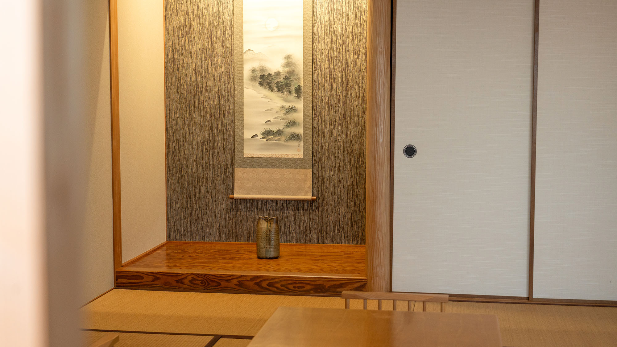 ・【和洋室】10畳の和室部分に布団を敷いてお休みいただけます。畳の温もりを感じてお寛ぎください