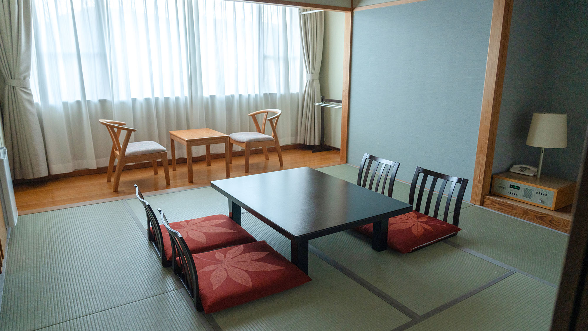 ・【和室8畳】広縁付きの温泉地らしさを感じられるお部屋です。畳の温もりを感じながらお過ごしください