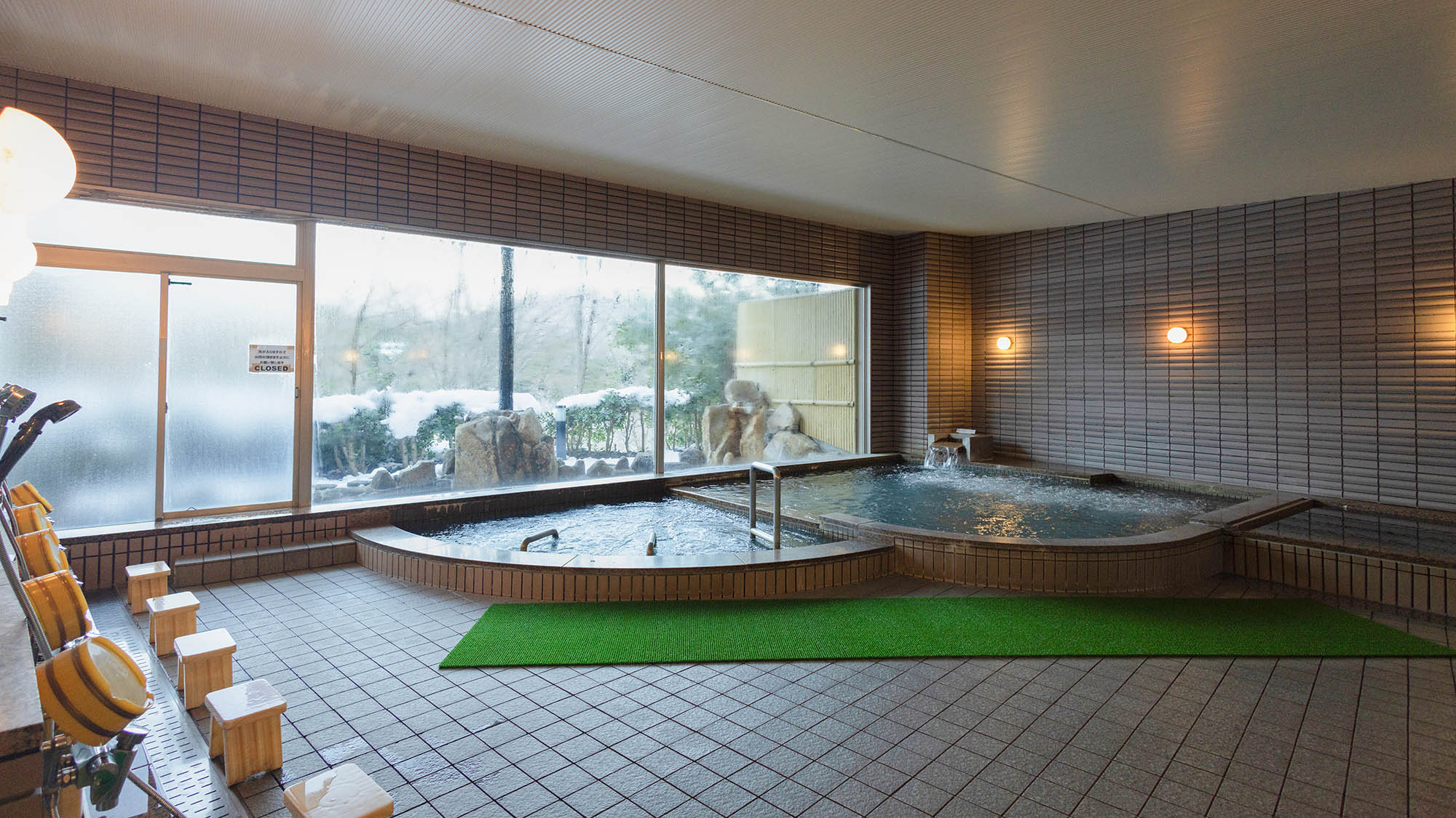 ・【大浴場】温泉で温まりながら四季折々の景色をご覧いただけます。心も温まる癒し時間をご堪能ください