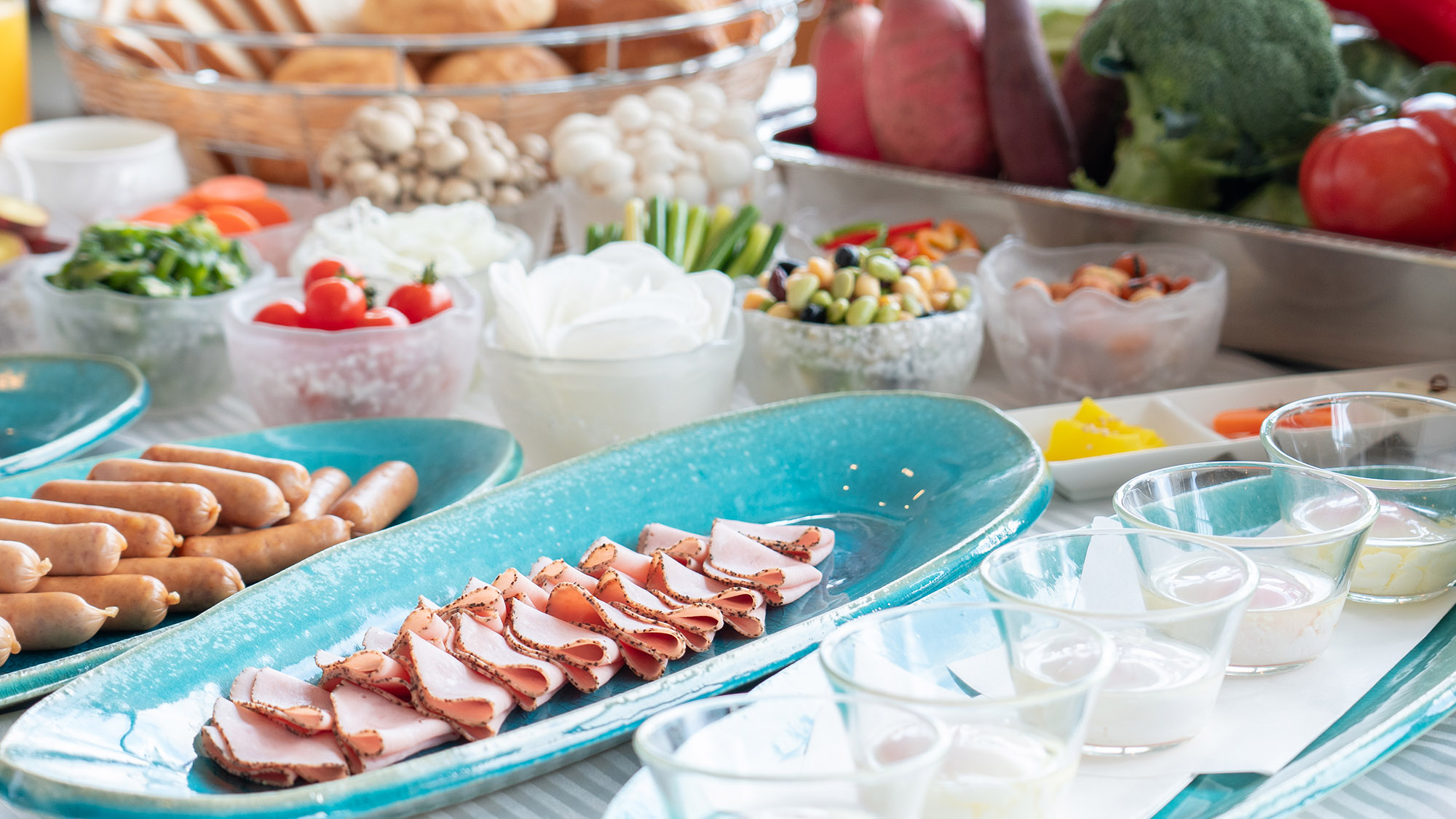 ・【朝食一例】温泉を満喫した翌朝は朝食バイキングでスタート。多様なメニューをお楽しみください