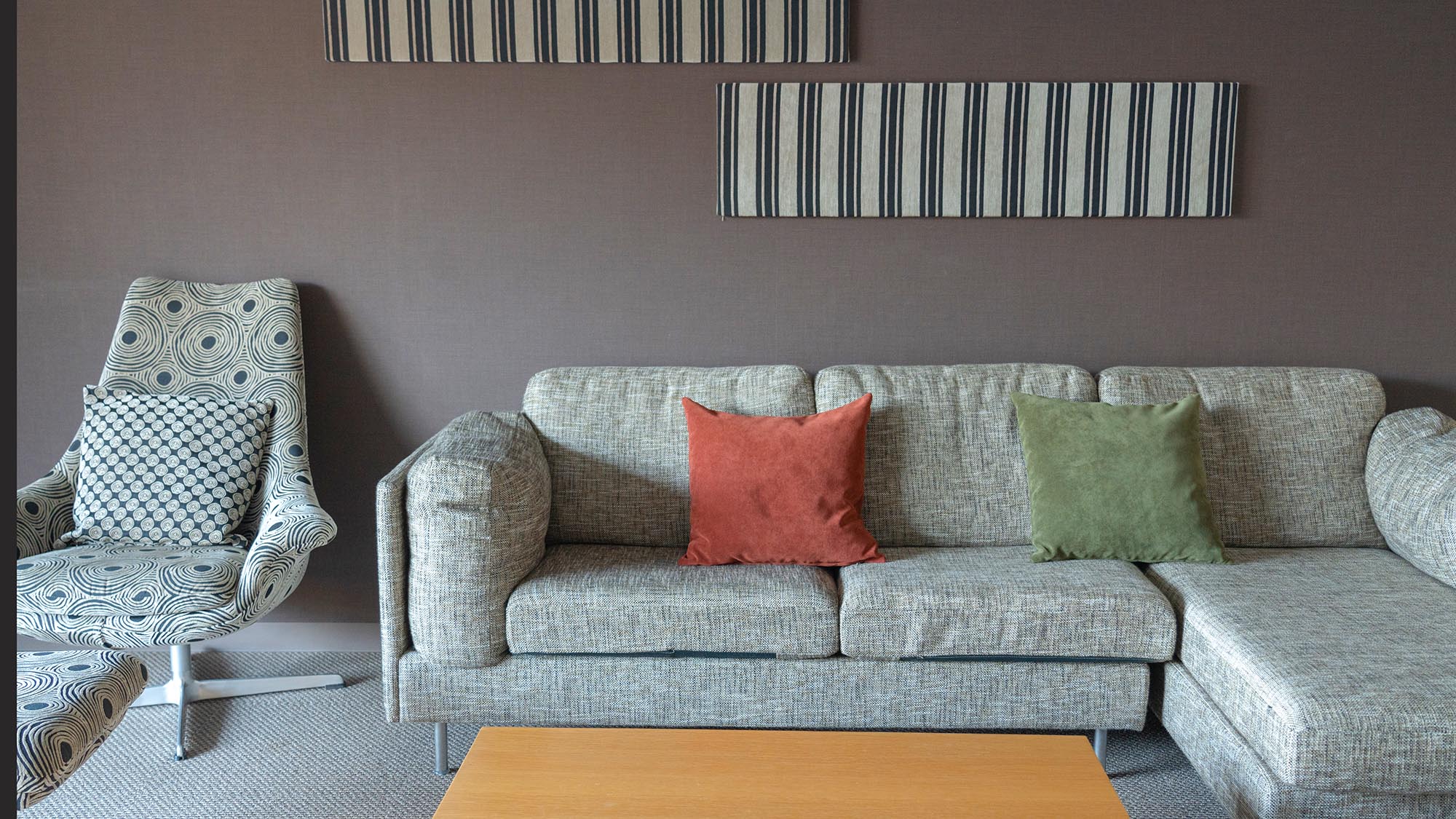 ・【DXスイート】集まって語れるゆったりスペースです。ご友人やご家族との団らん時間をお楽しみください