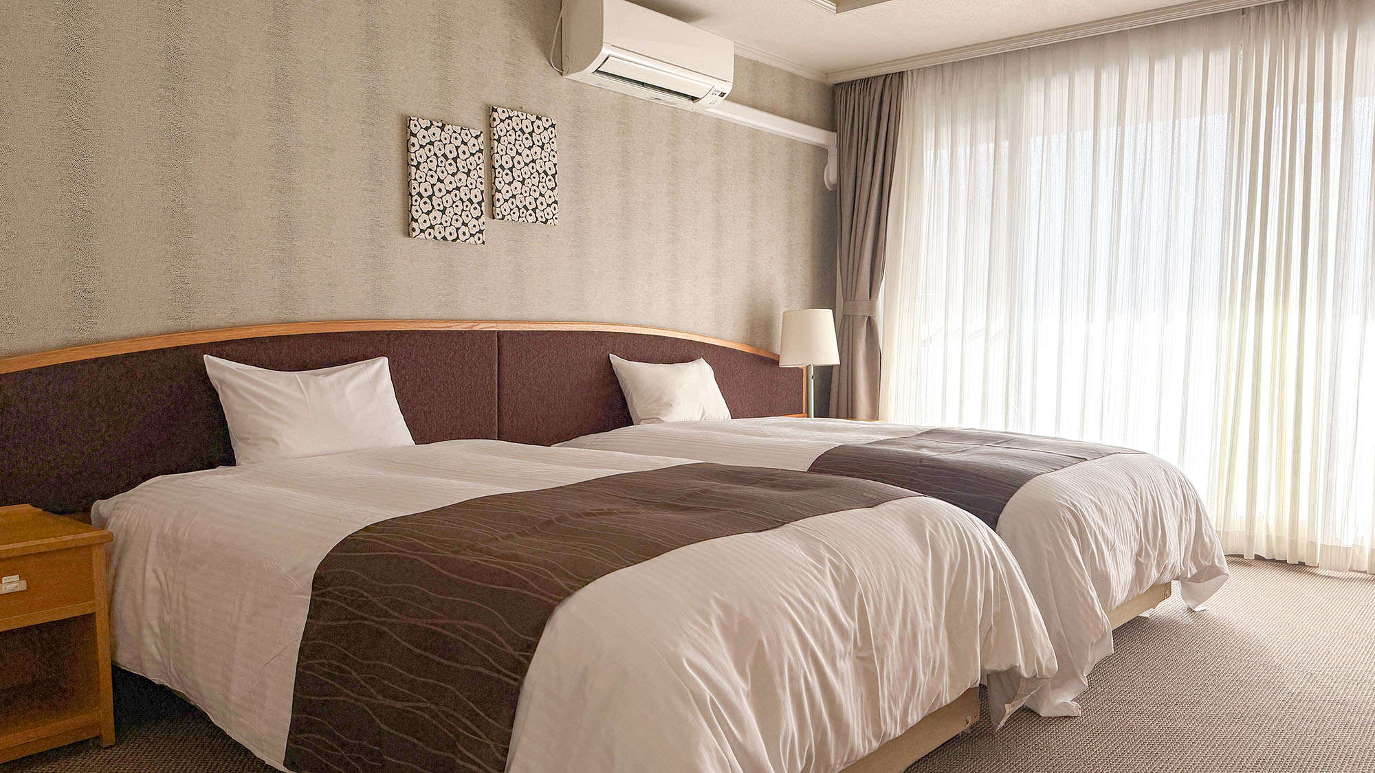 ・【DXスイート】セミダブルベッドを2台設置。のんびり寛ぎのひと時をお過ごしいただけます