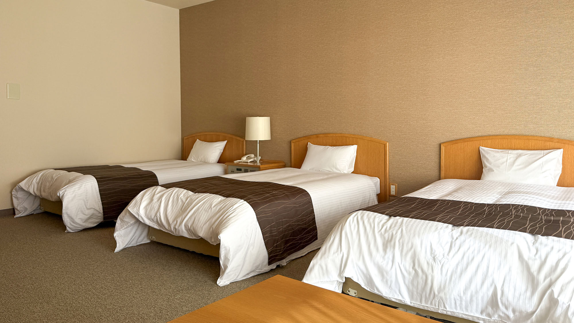 ・【トリプル】グループ旅行でもご自身のスペースを確保してお休みいただけます。ゆったりお寛ぎください