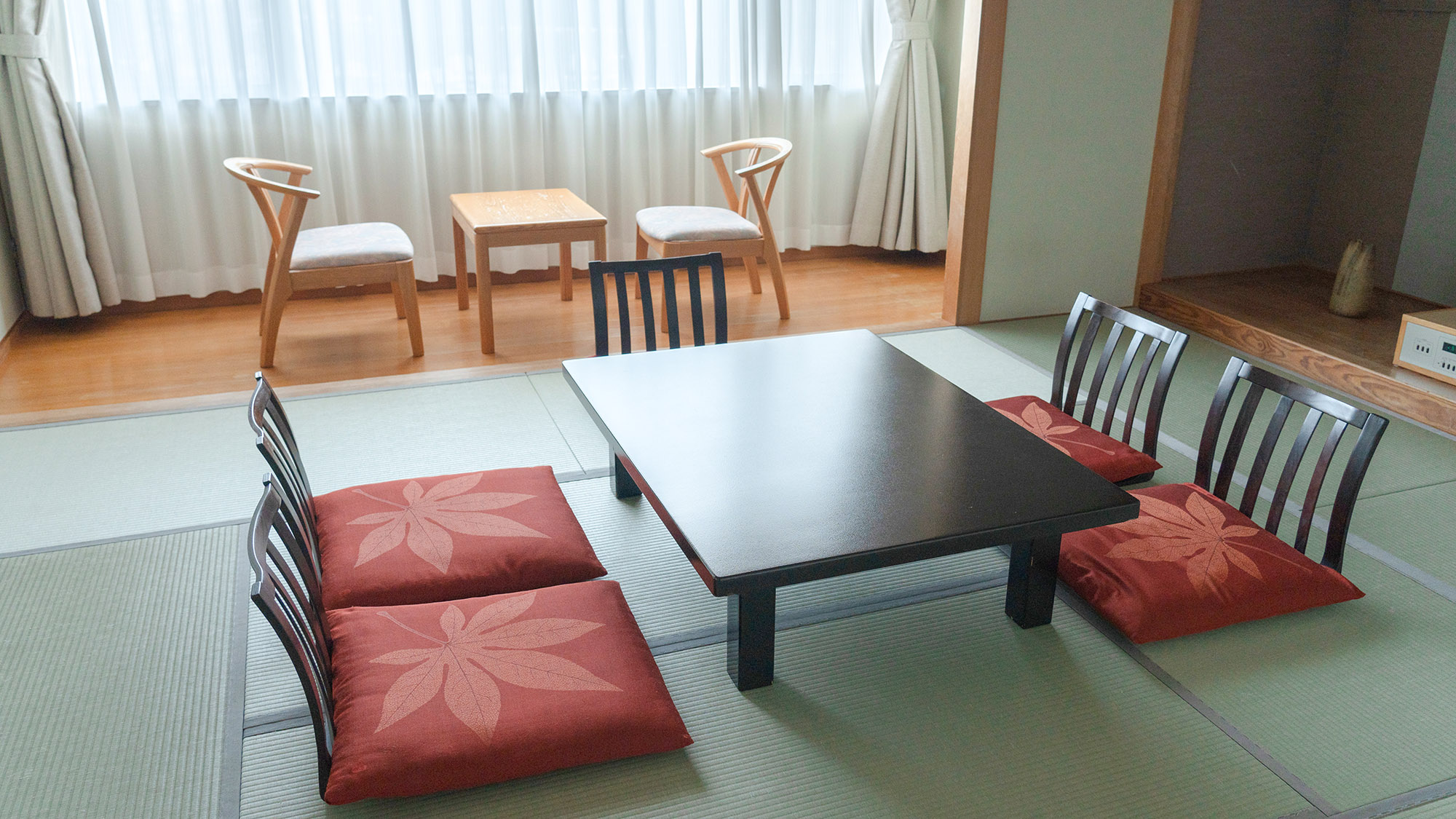 ・【和室10畳】温泉のあとはお部屋でまったり。最大5名様まで宿泊可能な温泉地らしい和室です