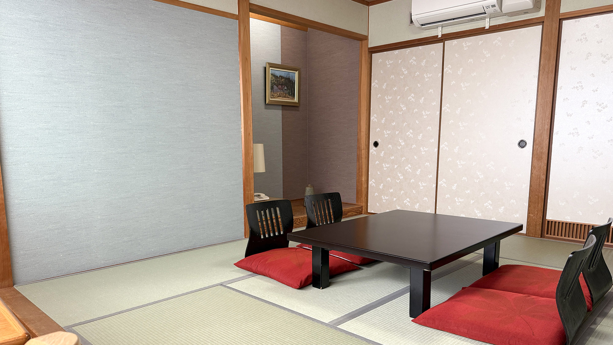 ・【和室8畳】ご友人とのグループ旅行や家族旅行にもぴったり！ほっと安らいでいただける空間です