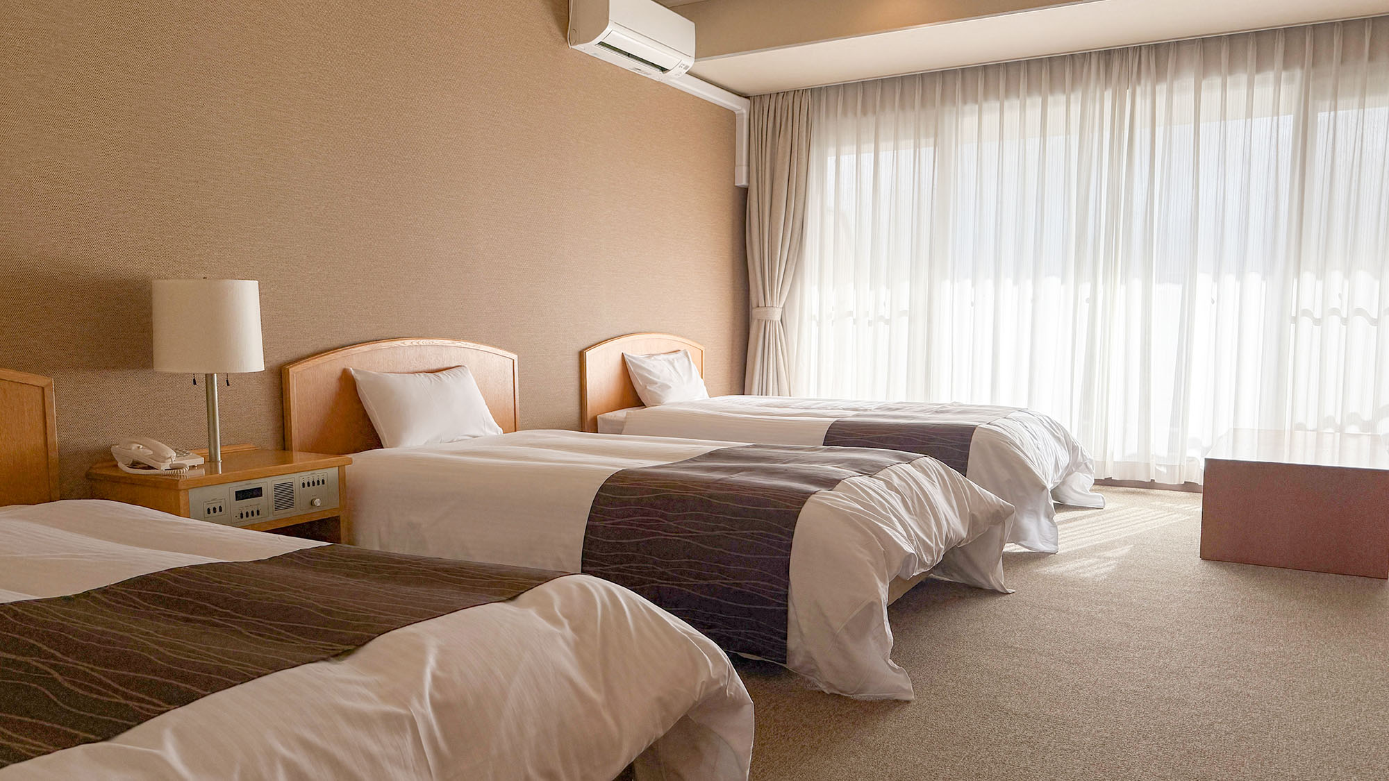 ・【トリプル】シングルベッドを3台設置しております。ご家族やご友人とのご旅行にぴったりのお部屋です