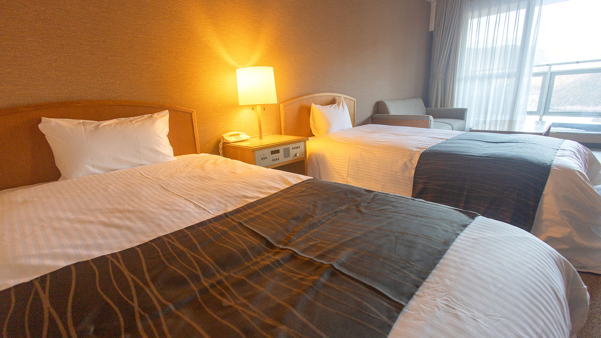 ・【ツイン／ダム眺望】ご家族やご友人との旅行にぴったり！ひと息ついて、のびのびお寛ぎいただけます