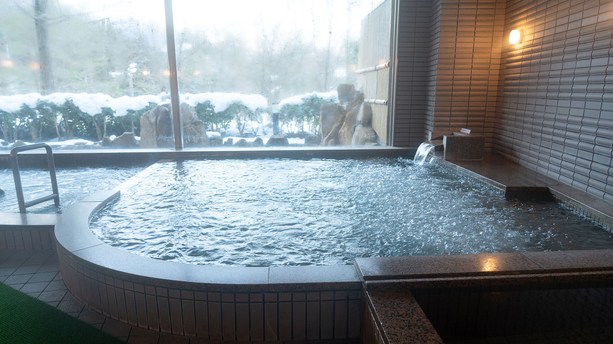 ・【大浴場】ぽかぽかの天然温泉で、安らぎのひと時を。体の芯まで温まり体の疲れを癒してお寛ぎください