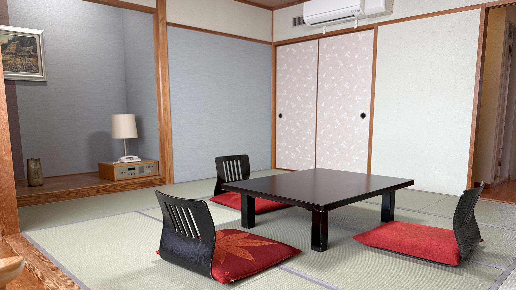 ・【和室10畳】畳の温もりを感じられるお部屋です。お部屋のユニットバスでも温泉をお楽しみいただけます