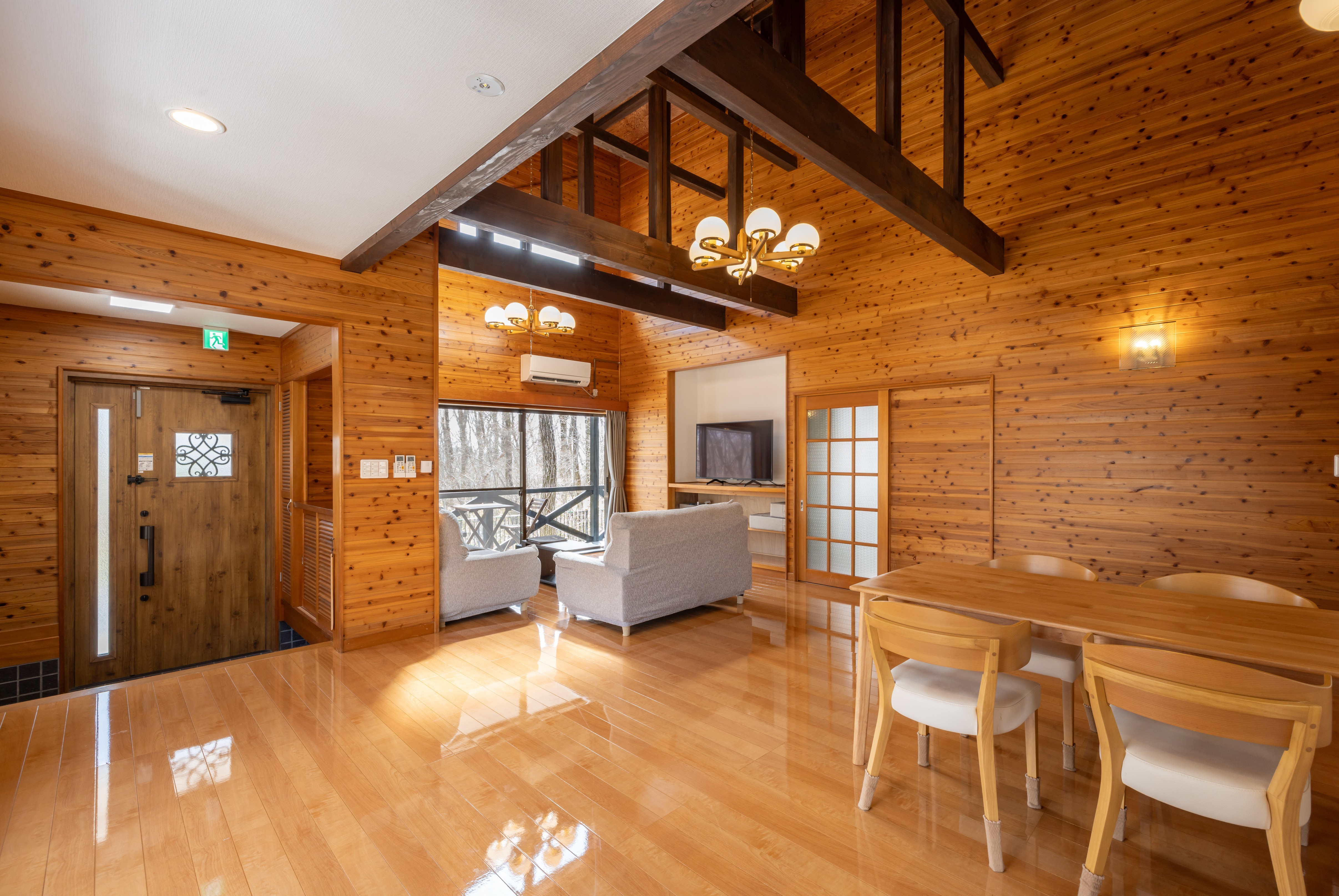 睦月　リビングダイニング