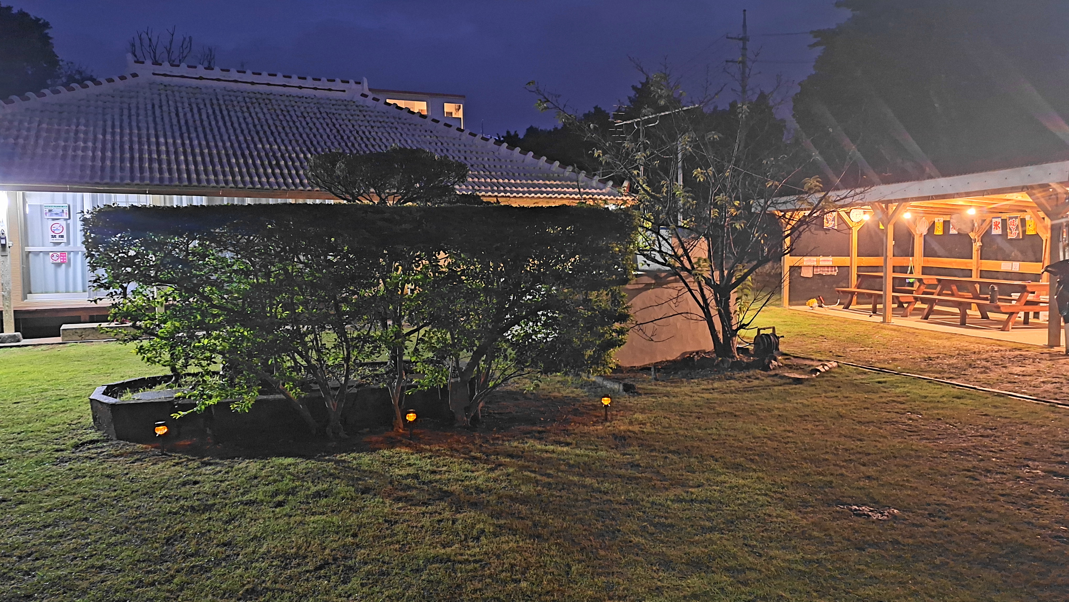 【夜間の庭、宿正面とバーベキュー設備東屋】
