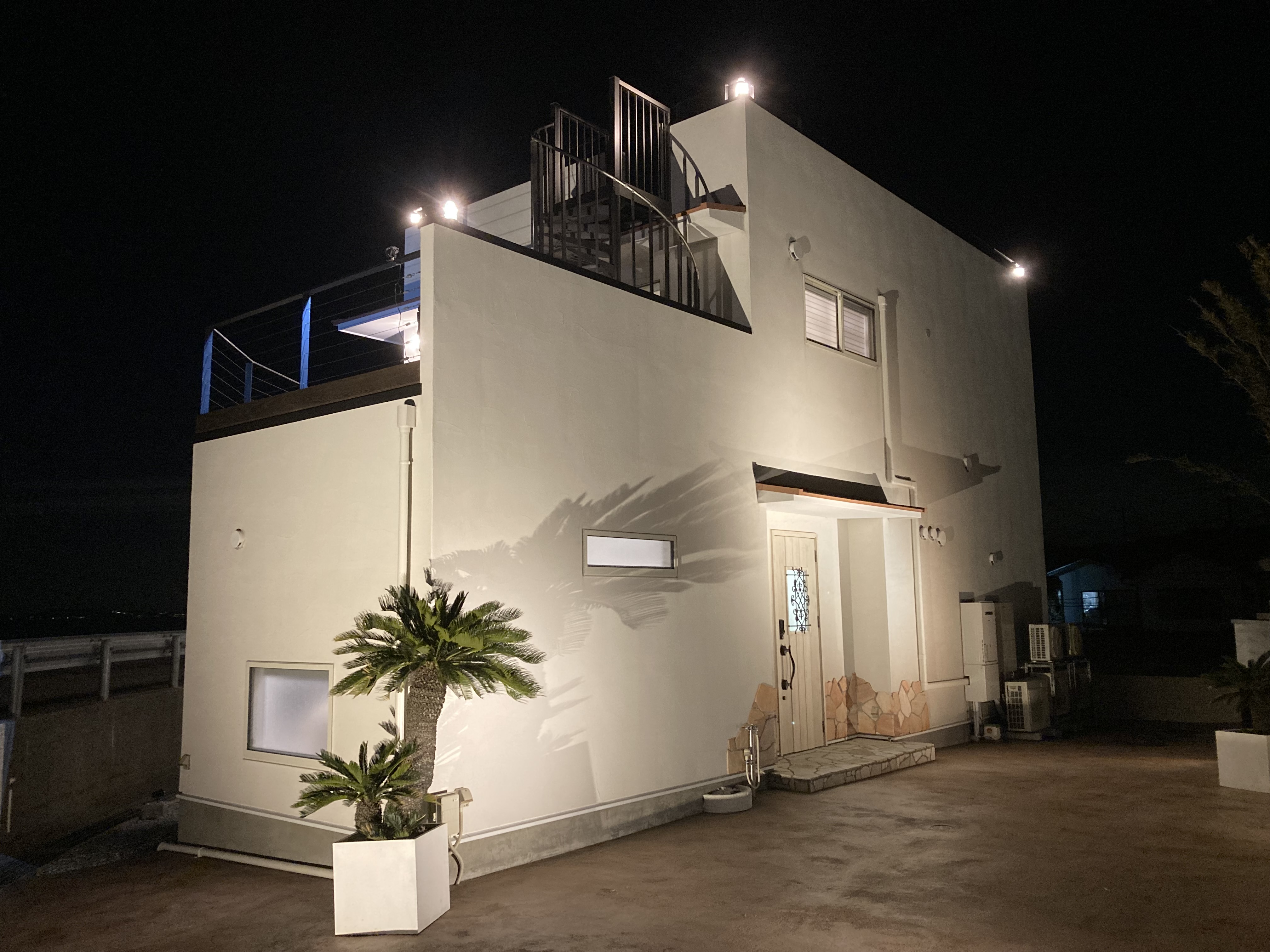 夜でも明るい施設外観