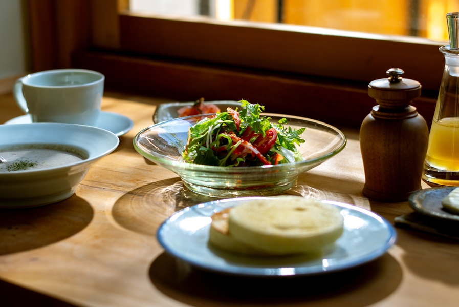 自家製イングリッシュマフィンと地野菜のご朝食《セミセルフ》