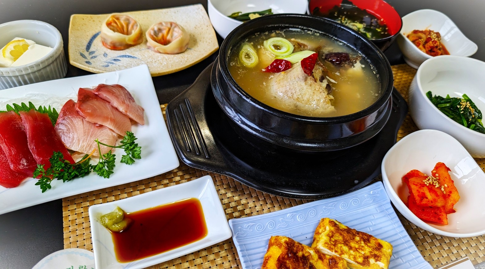 【参鶏湯：丸鶏】当館自慢の韓国薬膳料理（サムゲタン）を丸一羽お楽しみください。