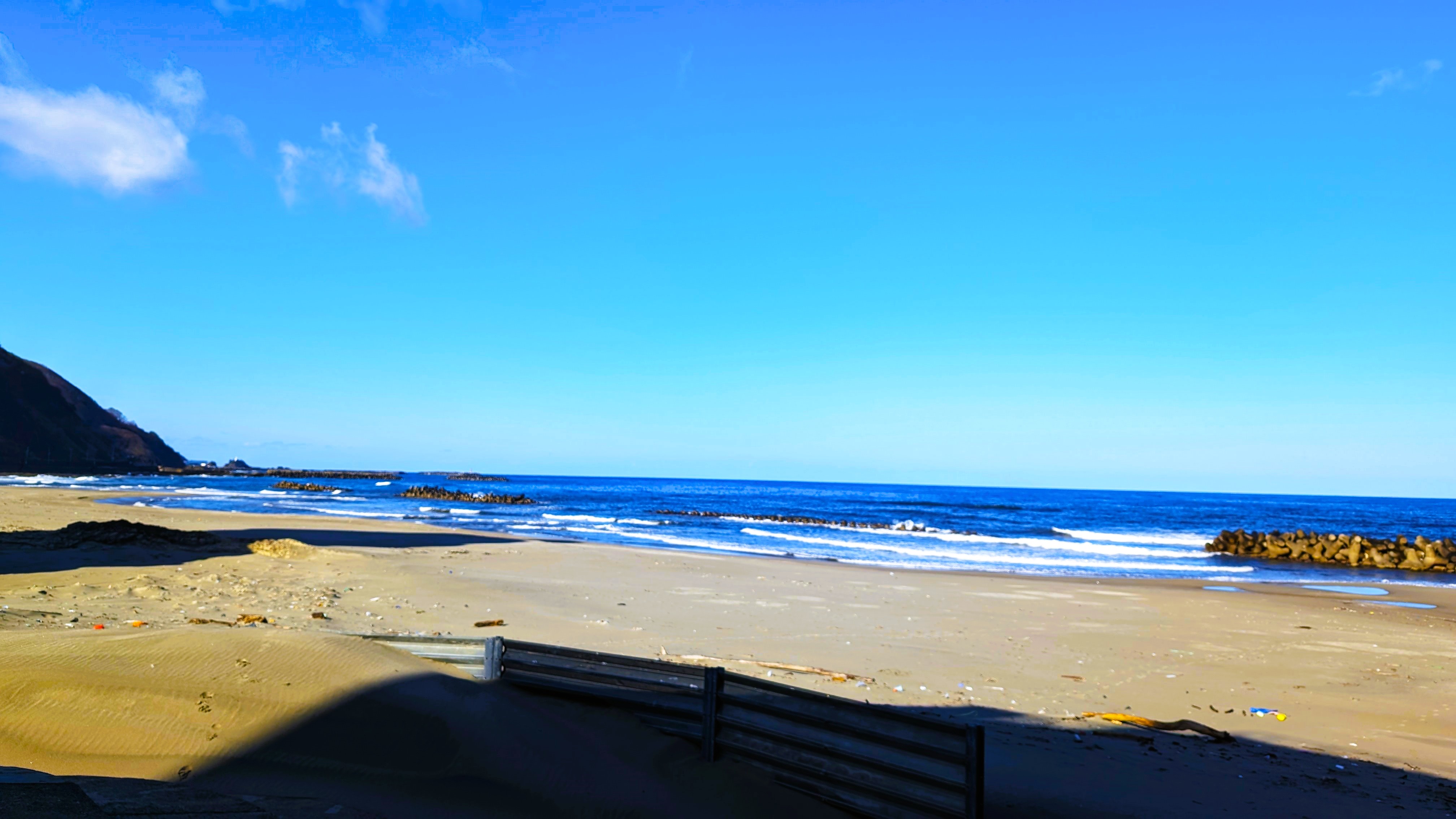 砂浜。　昼　加茂方向