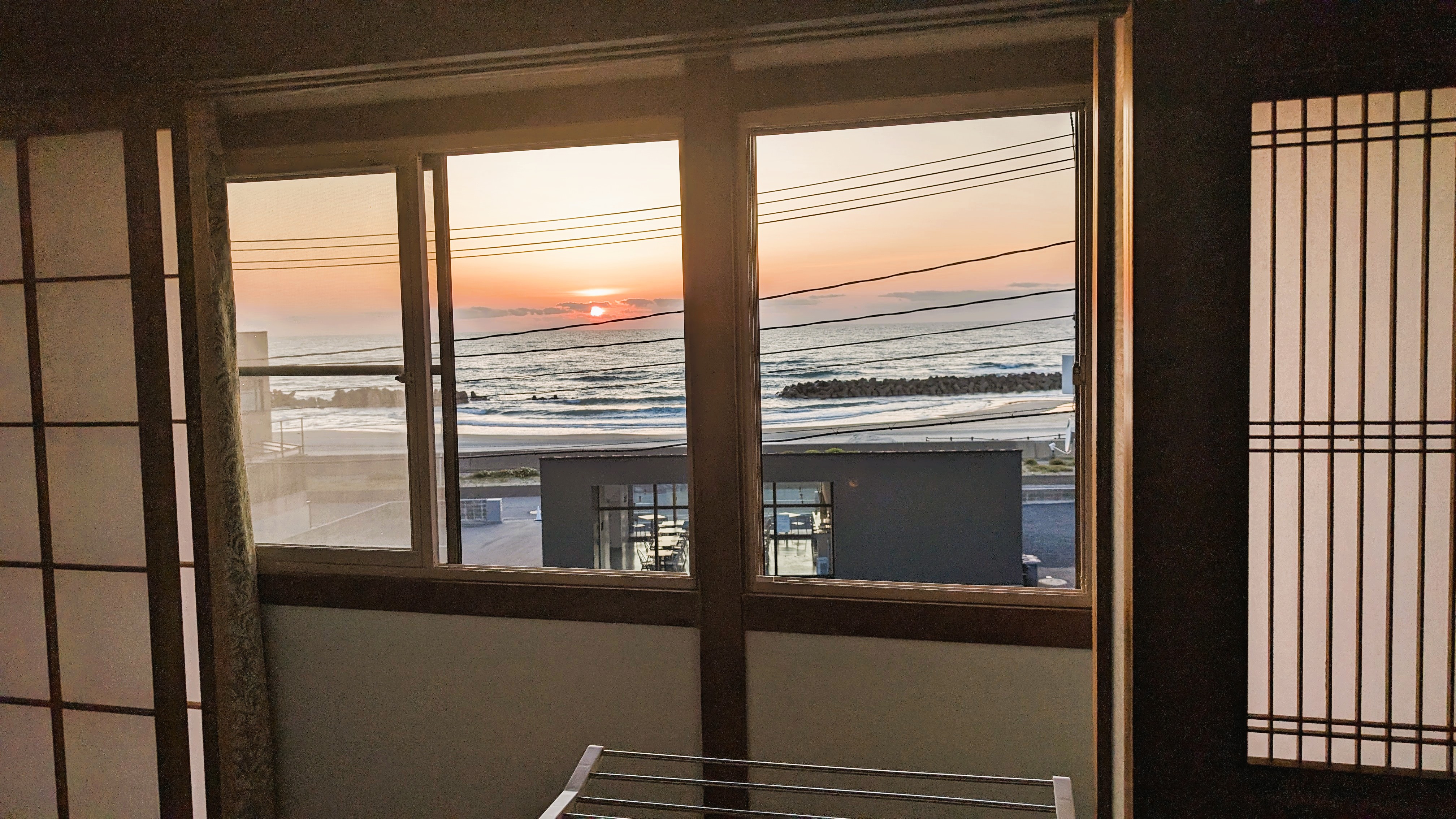 海側の窓の夕日