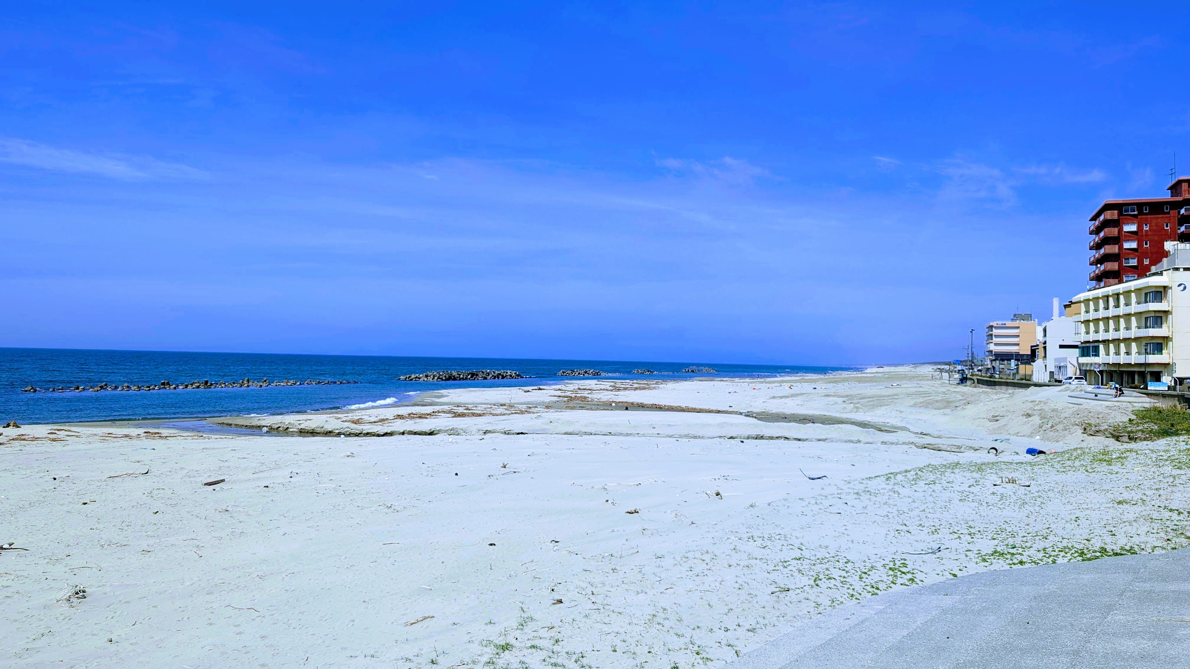 歩いて数十秒の砂浜。