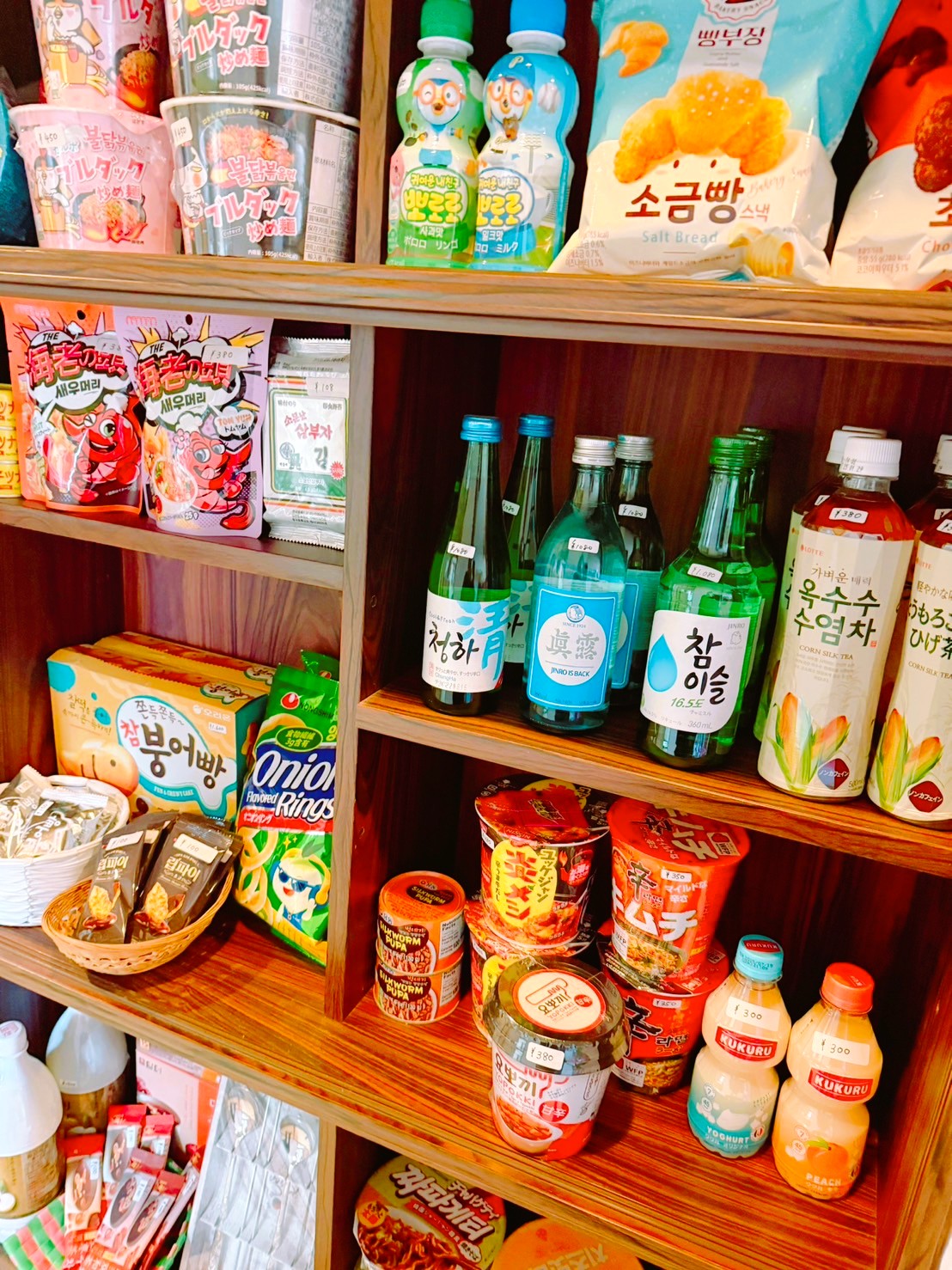 館内の売店。マッコリ・チャミスルも御座います。