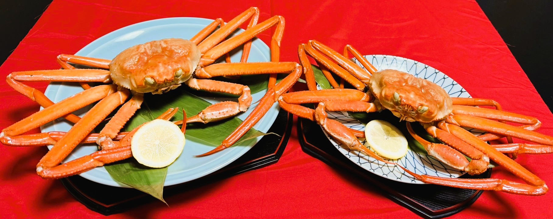 左が特大紅ズワイ蟹、右が通常コースの紅ズワイ蟹