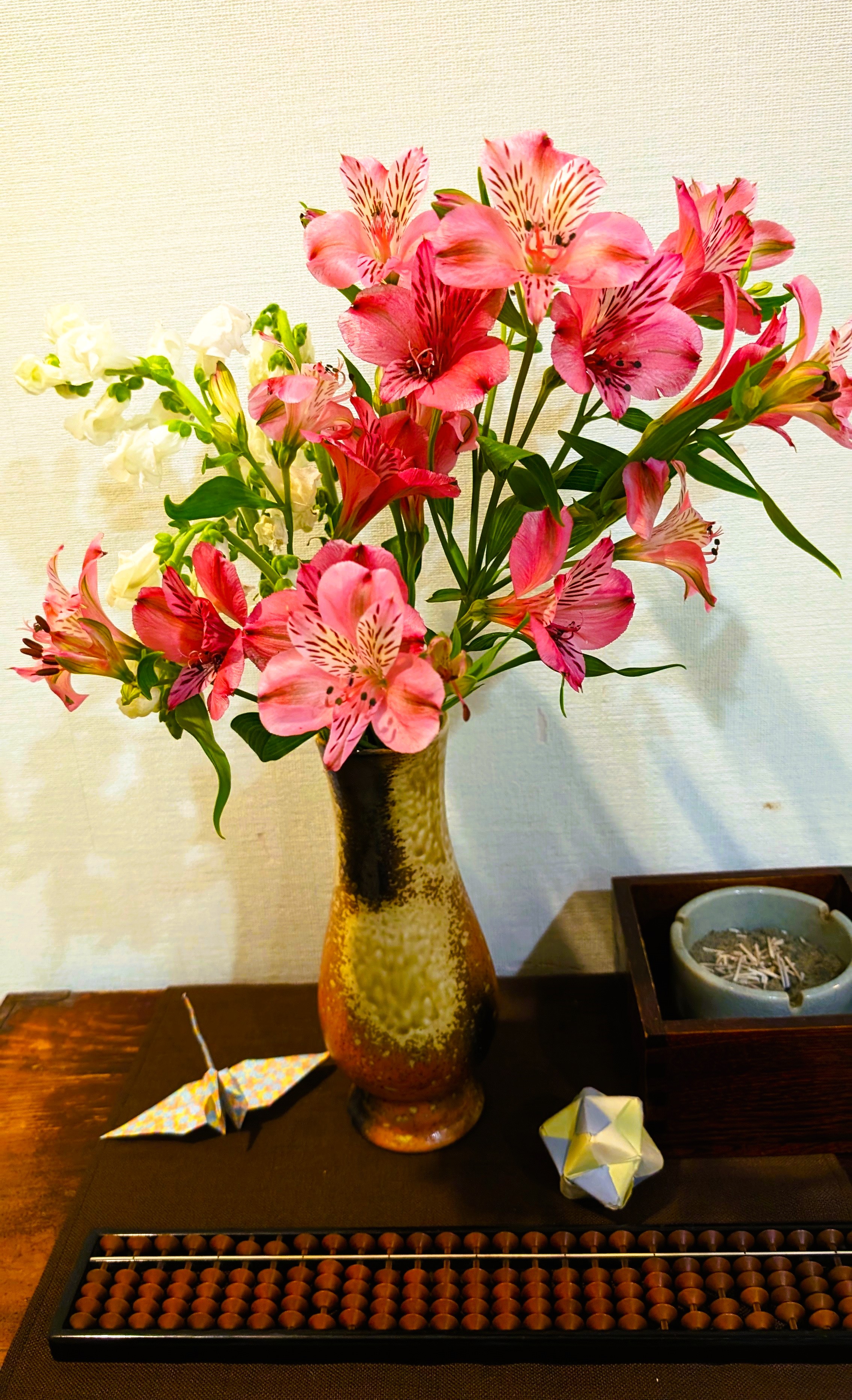 館内の装飾。女将が活けています。