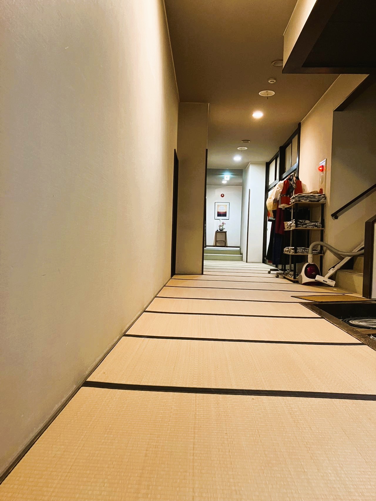 館内の廊下。畳敷なので落ち着きます。