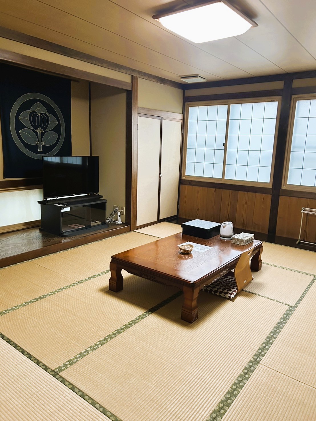 和室１０畳で広々です。トイレ付きですので、気軽にお過ごしいただけます。