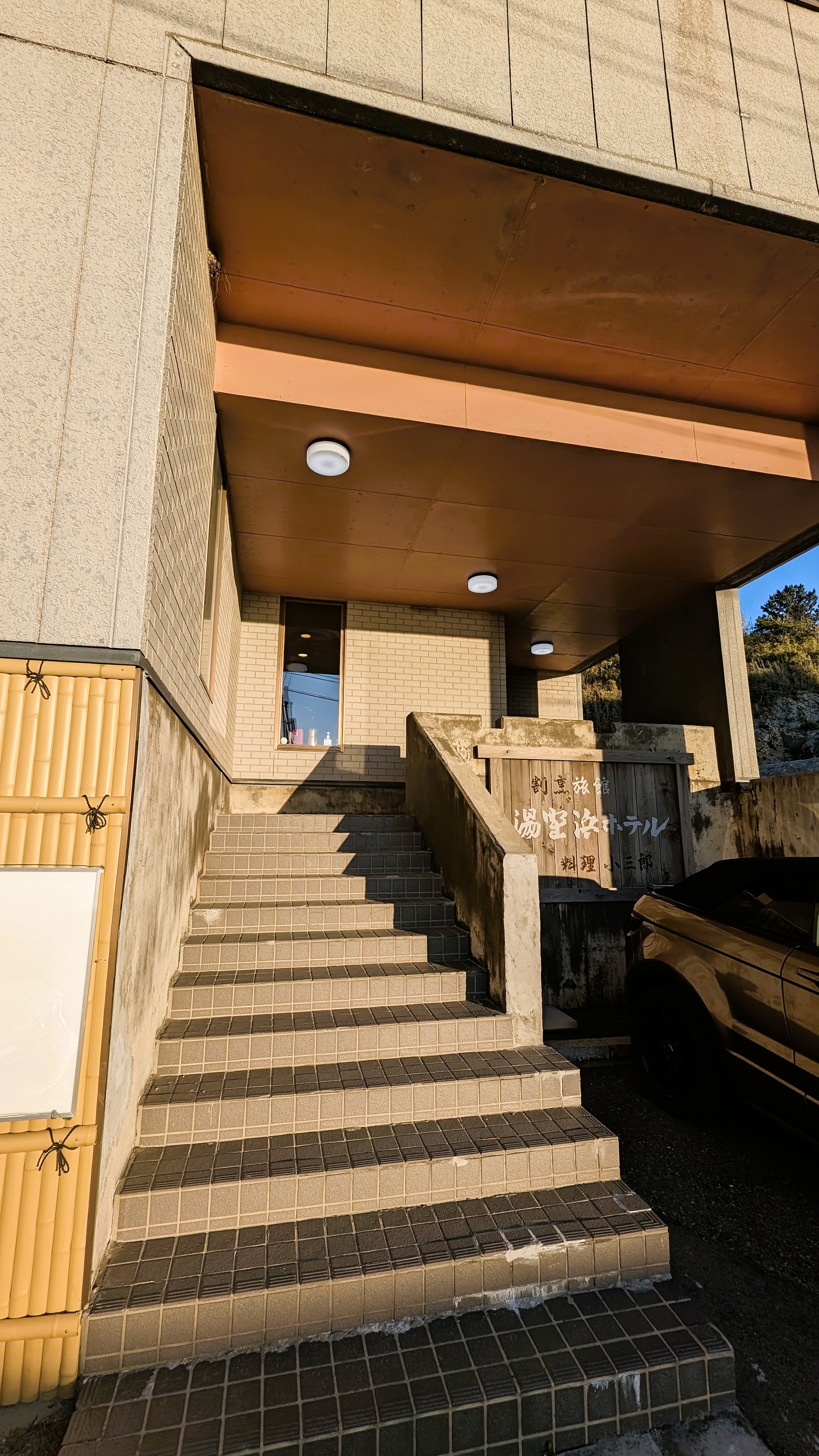 当館の入り口。階段が御座います。