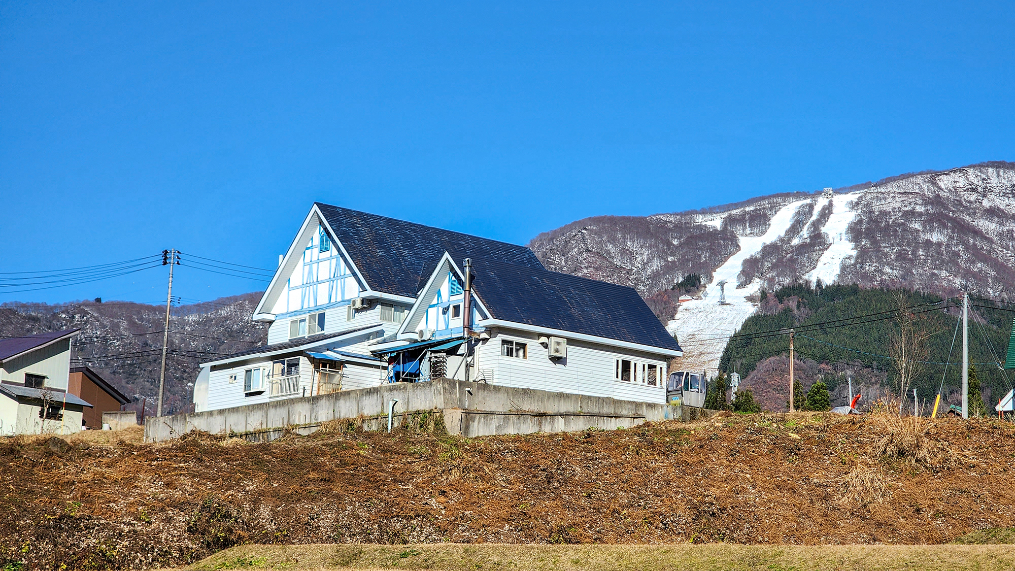 #八海山スキー場を望む立地