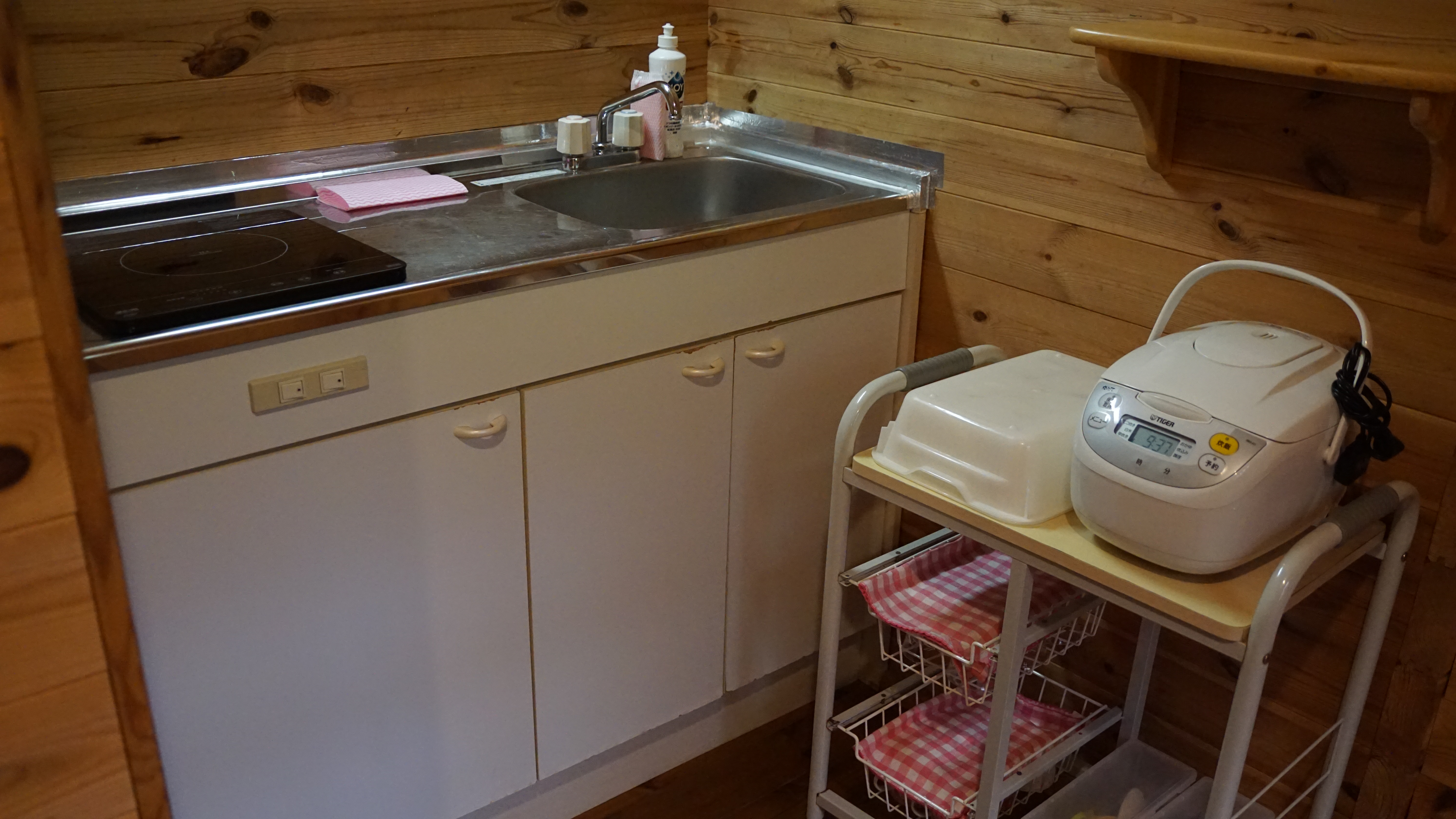 ≪赤のログ メリ≫キッチンには、冷蔵庫・電子レンジ・トースター・炊飯器を設置