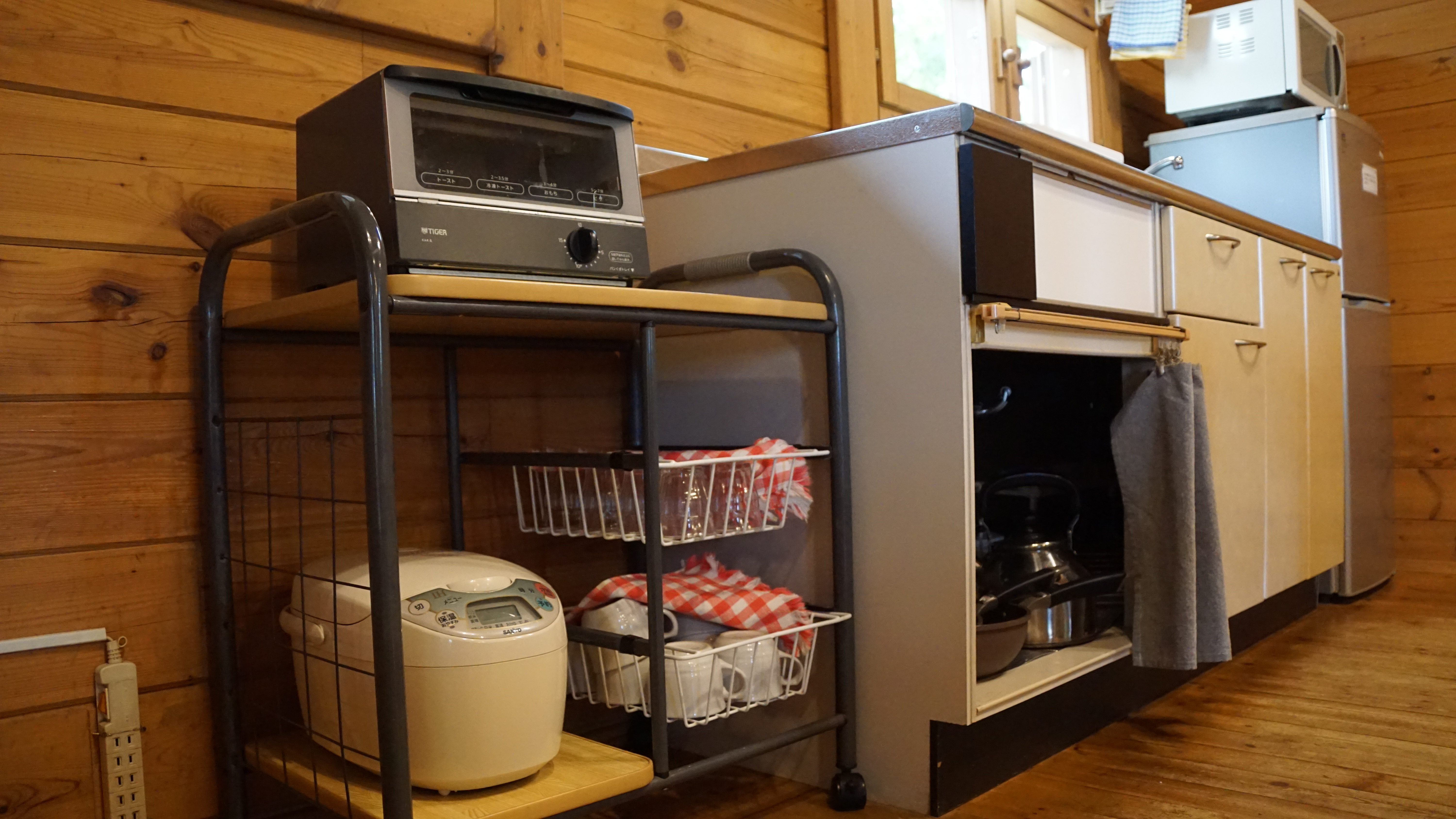 ≪青のログ タロ≫キッチンには、冷蔵庫・電子レンジ・トースター・炊飯器の家電を設置