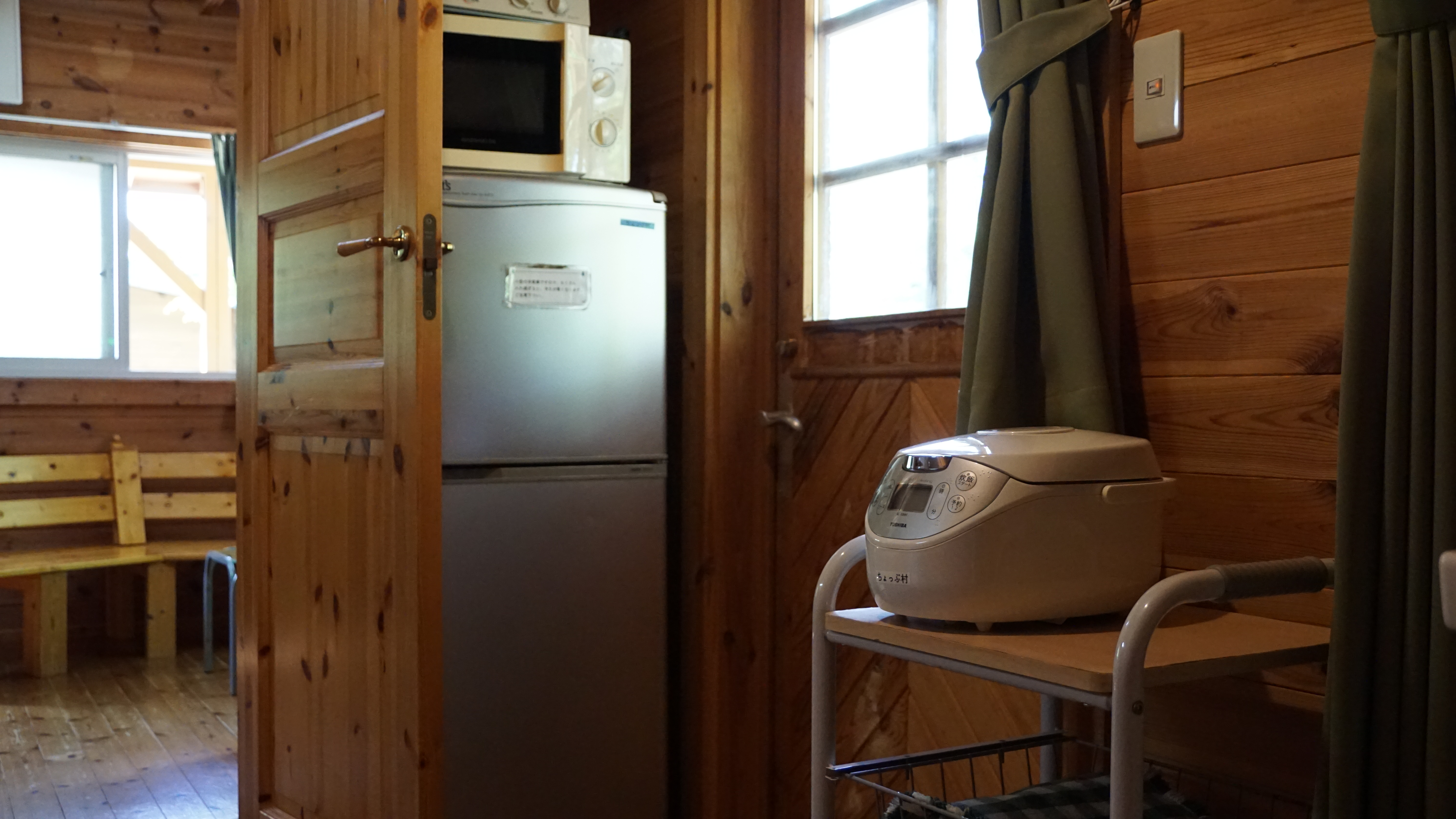 ≪緑のログ シエル≫キッチンには、冷蔵庫・電子レンジ・トースター・炊飯器を設置