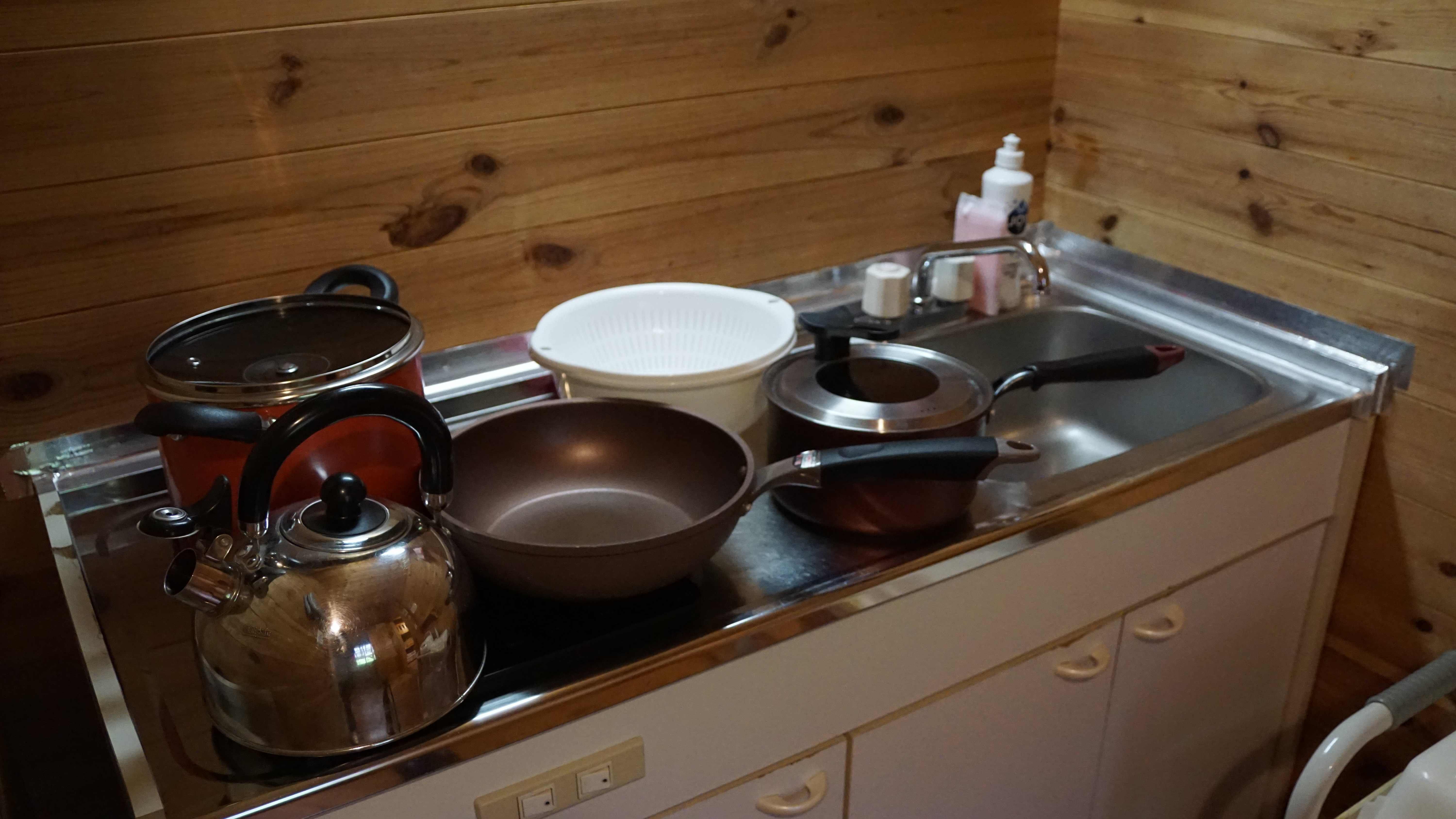 ≪赤のログ メリ≫小さなシンクに１口のIHとフライパン・鍋などの調理器具があります