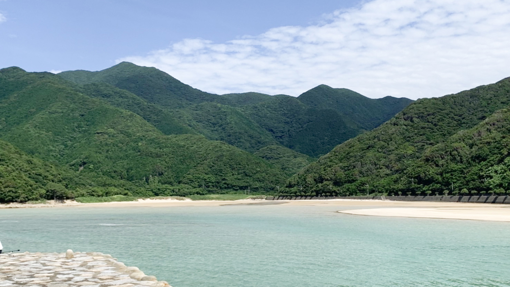 ・【海】山の連峰と広大な海の共演。自然の素晴らしさを感じます。