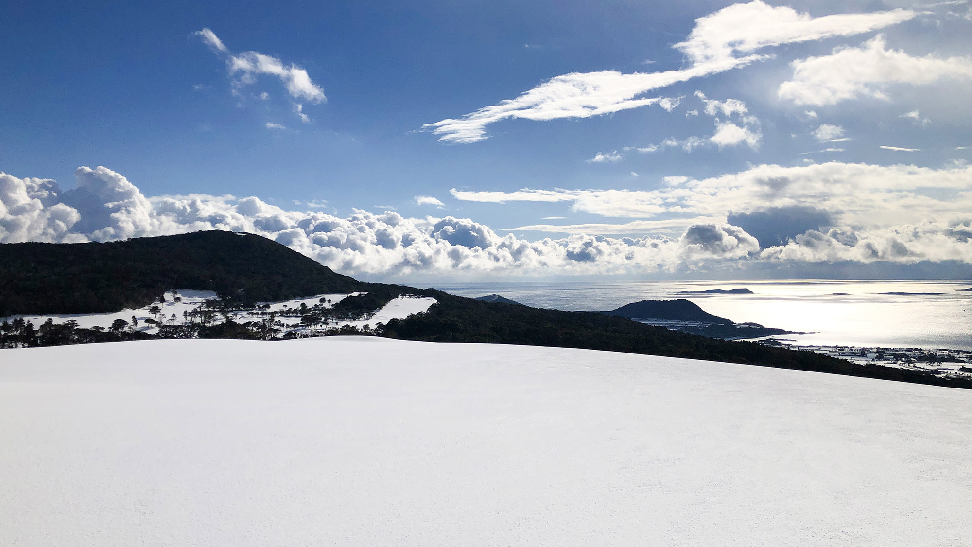 ・【冬】近くの山から雄大な雪景色をご覧いただけます。