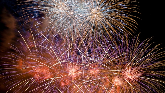 【7/4〜7/6・海洋博公園花火大会】沖縄県内最大級の花火がビーチを彩る！夏の思い出作りに