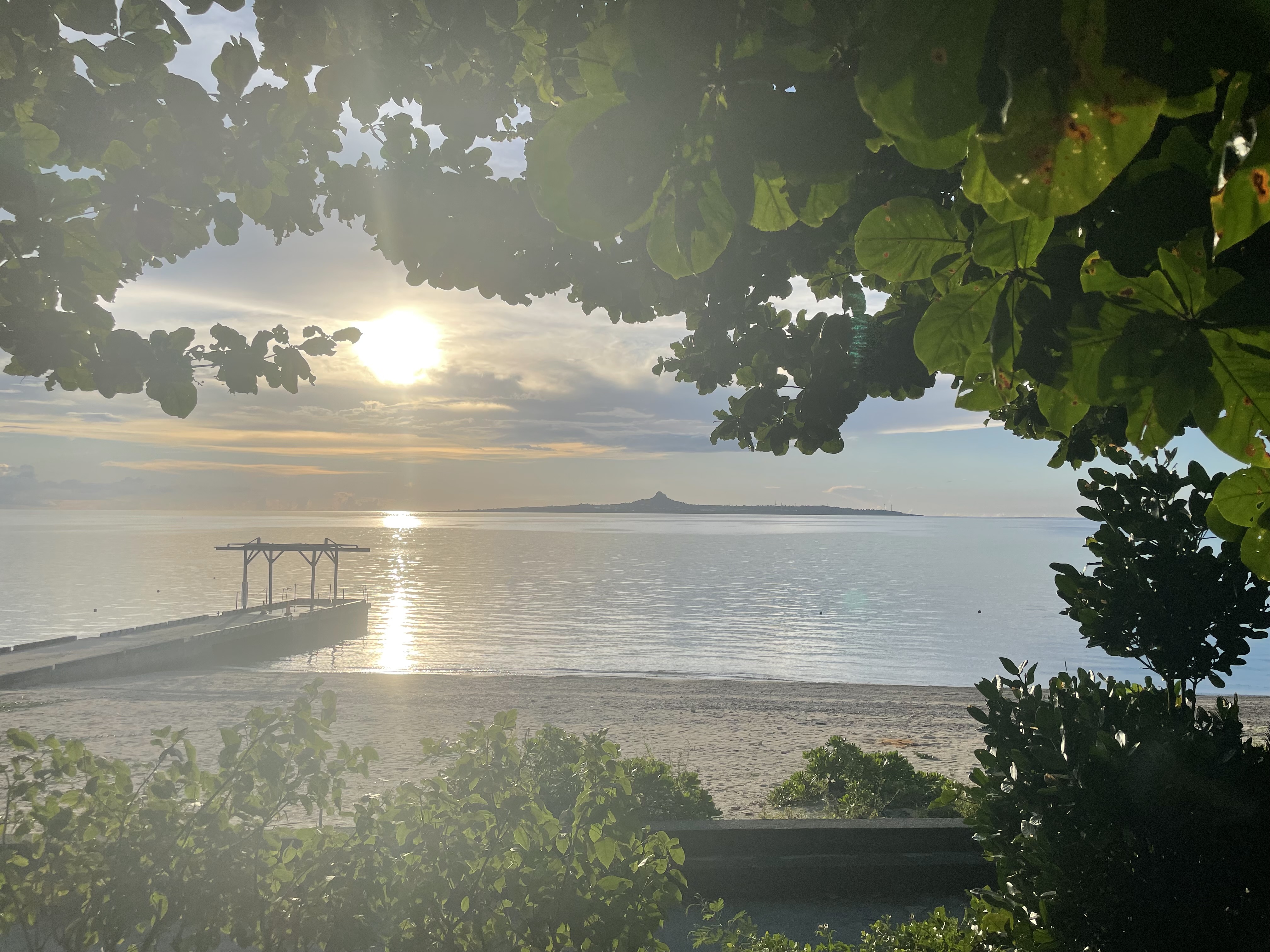 夕陽に映える伊江島