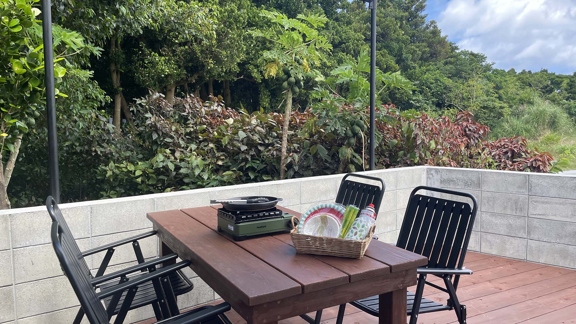 【ウッドデッキ】開放的な空間で家族や友人とBBQをお楽しみいただけます