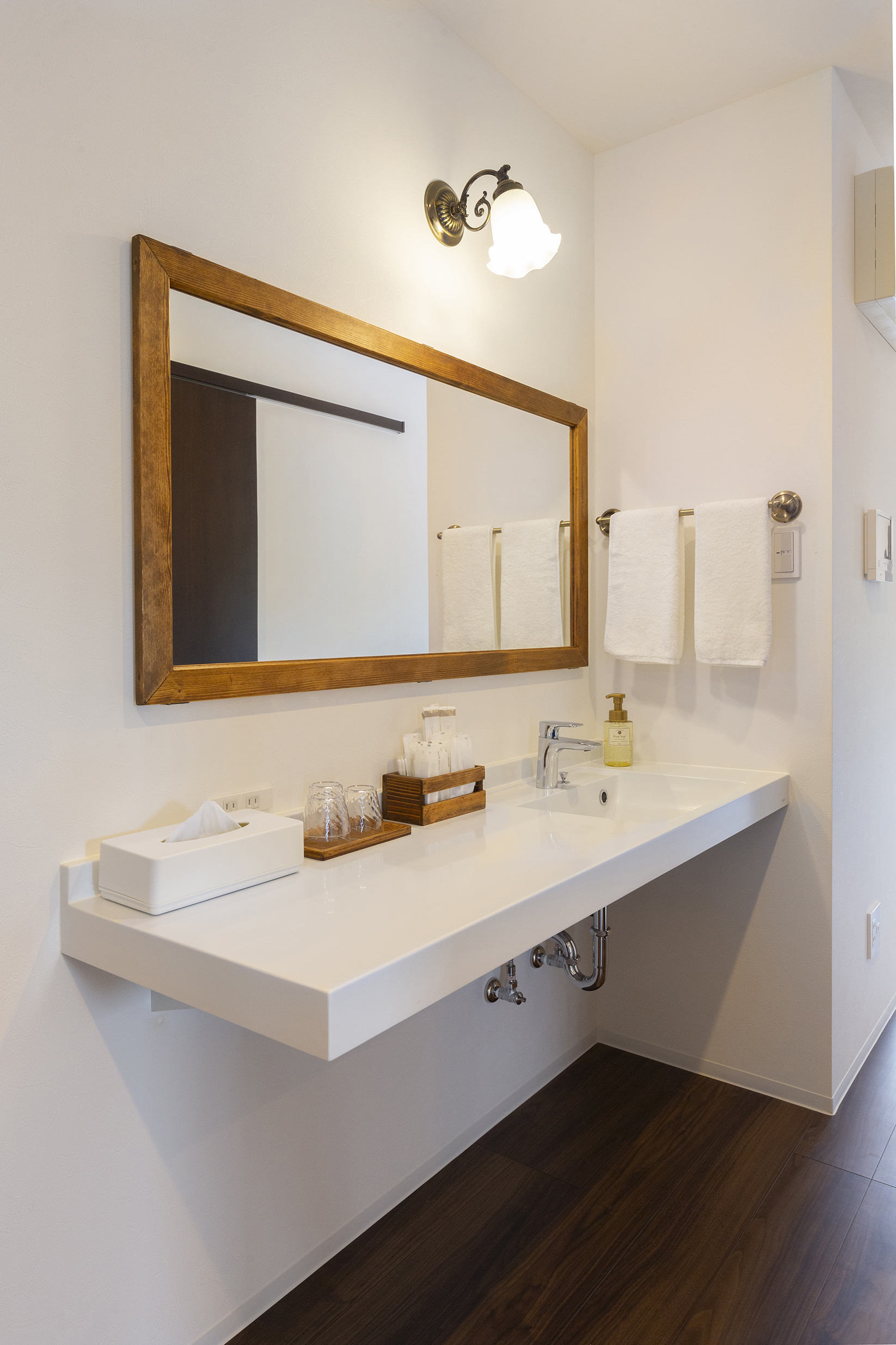 【洗面化粧台】2人並んでご利用いただけるワイドな作り。