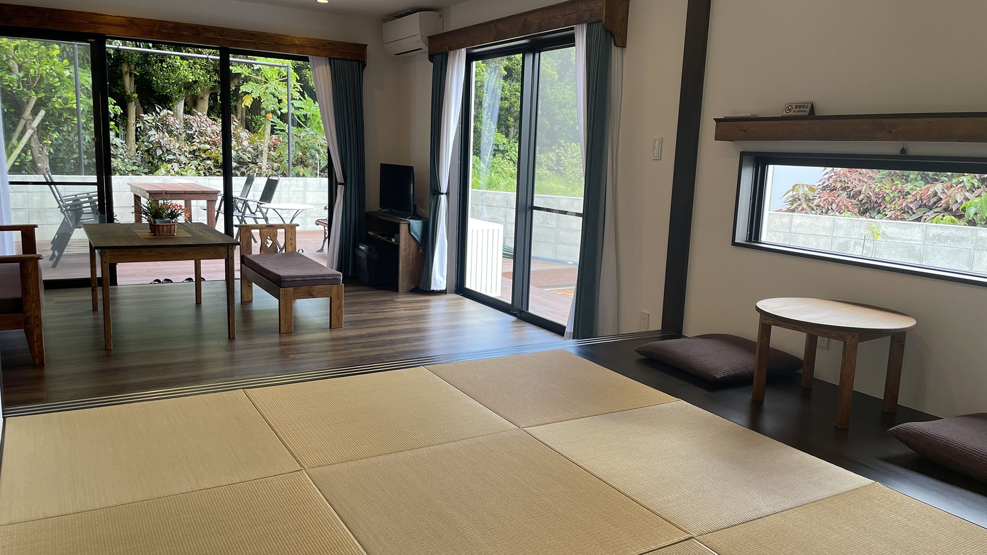 【小上がり】琉球畳で横になりながらフクギ並木をご覧いただけます