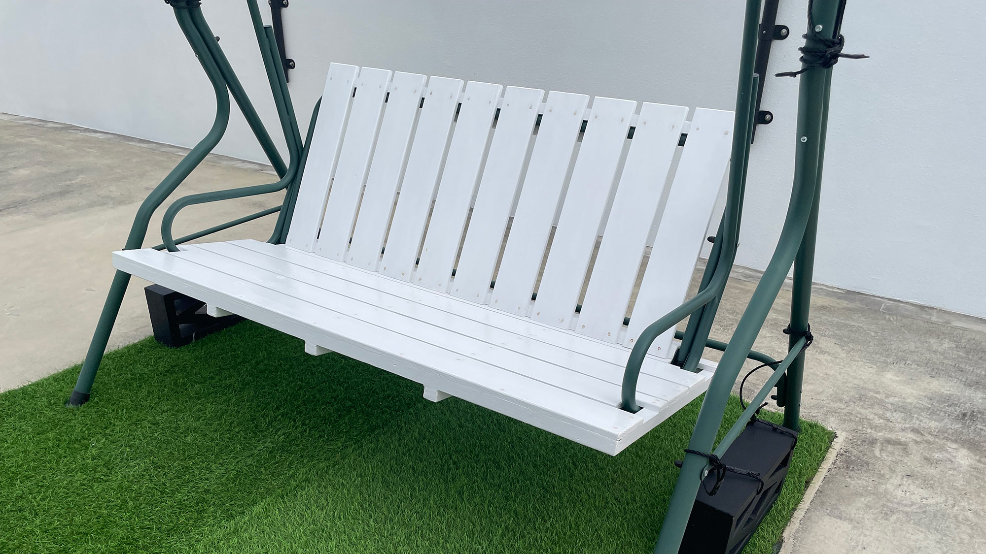 ・【ガーデンチェア／ブランコ】真っ青な空の下でブランコに揺られて至福の時間をお過ごしください