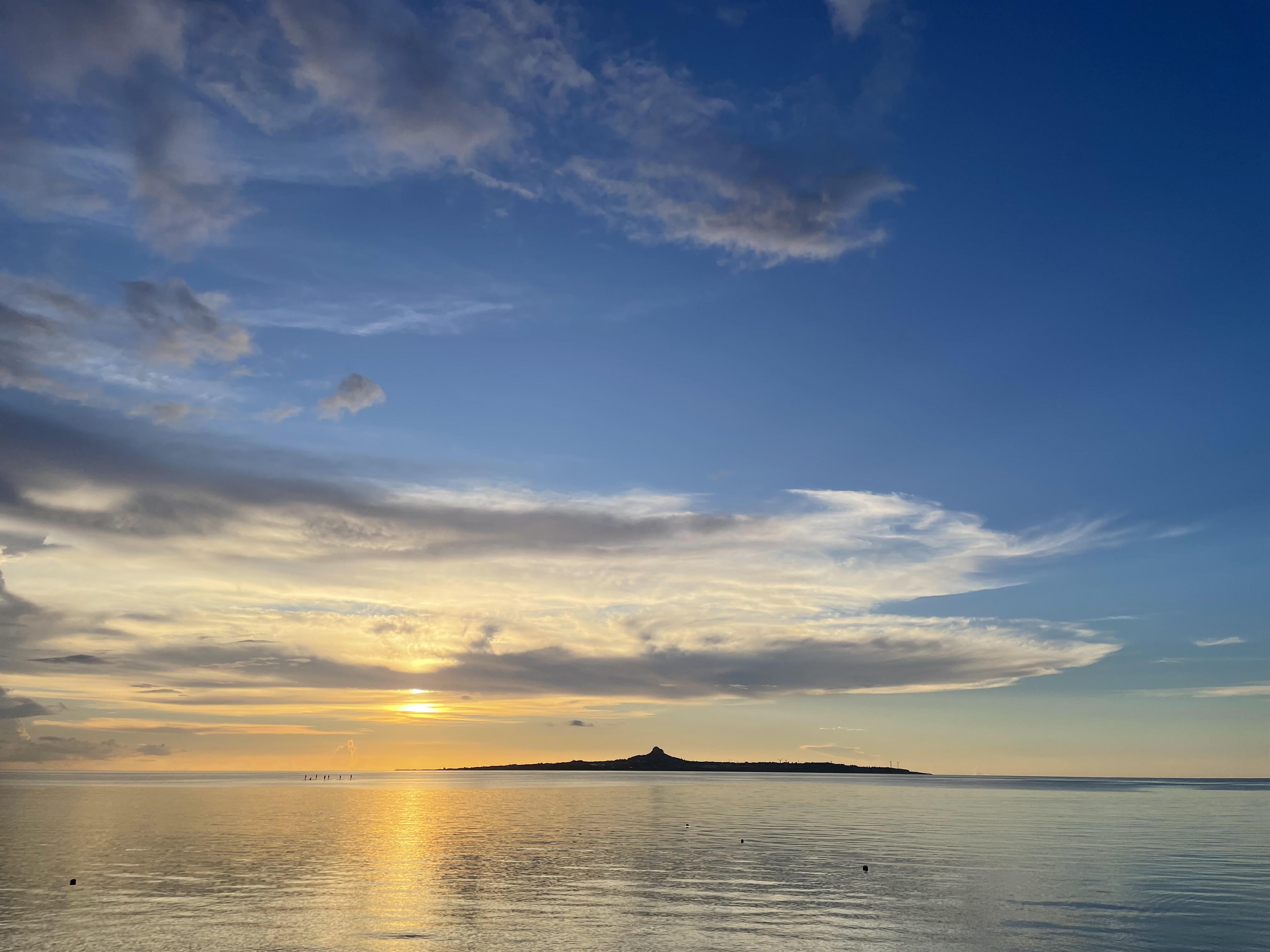 備瀬ビーチから夕陽に映える伊江島を望む