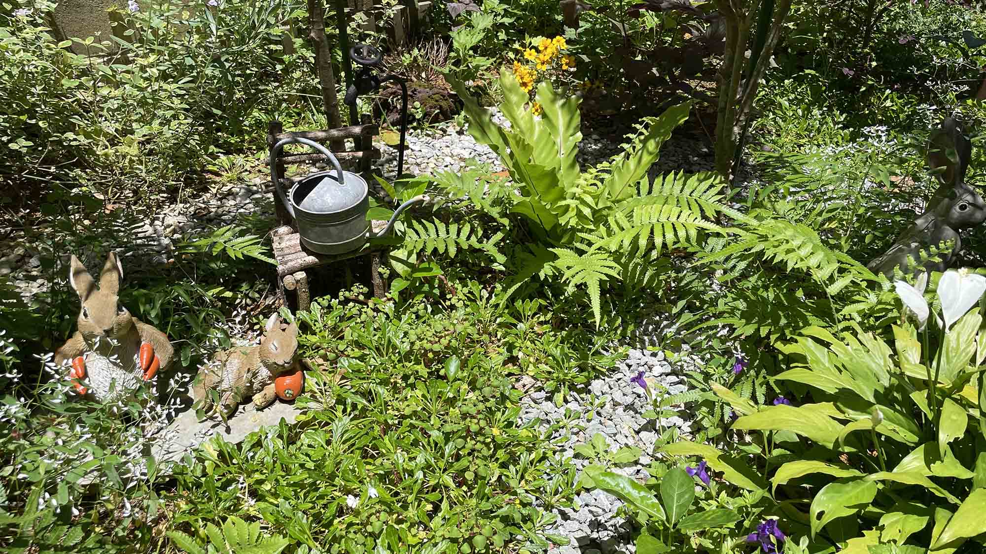 【坪庭】バスルームの窓から見えるこだわりのお庭です。かわいいウサギのオブジェに癒されます