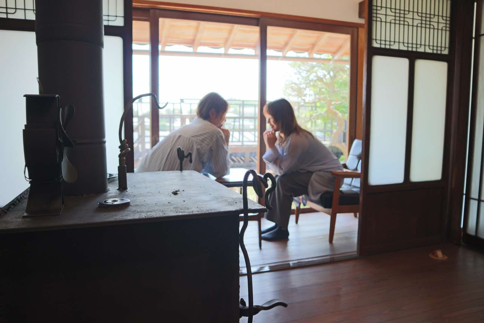 女子会イメージ　縁側